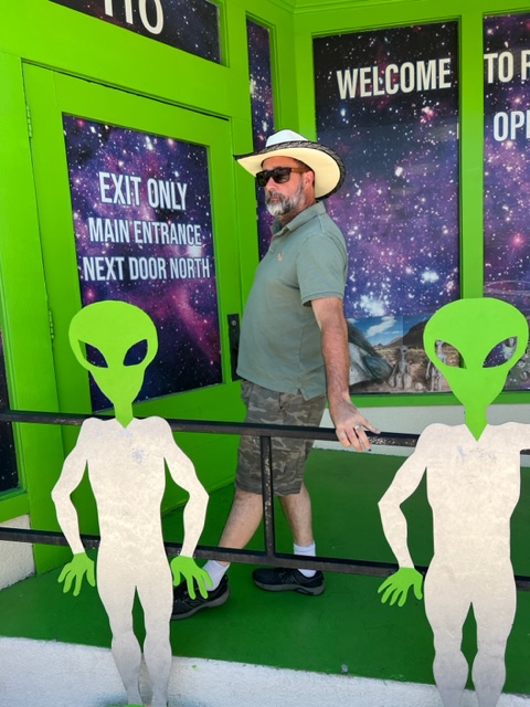 There is only one, Roswell. 0 WELCOME TO F OP EXIT ONLY MẠIN