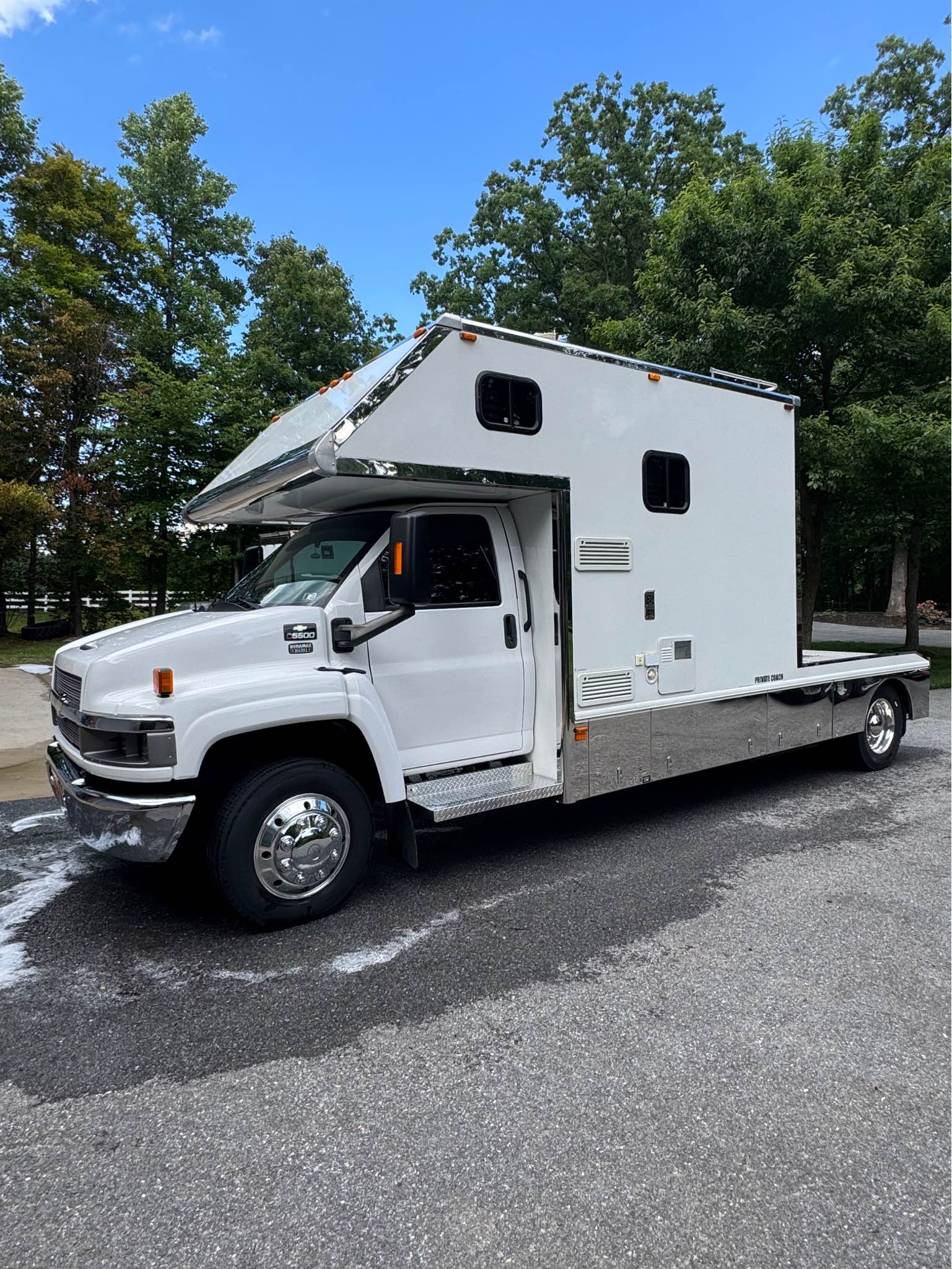 三六九 2006 Chevrolet 5500 poney express toter home for sale. Clean title