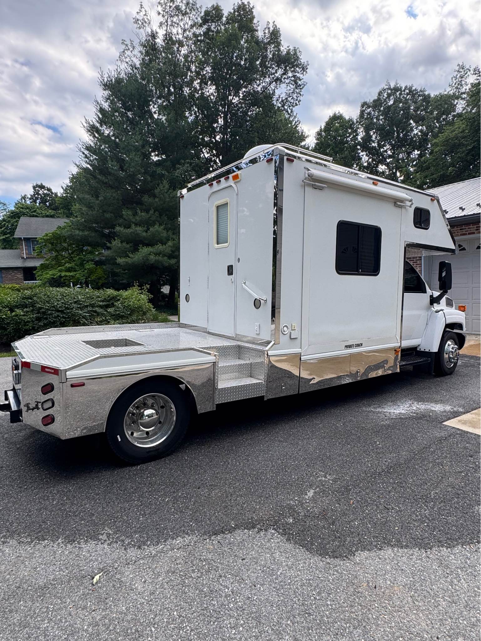 2006 Chevrolet 5500 poney express toter home for sale. Clean title