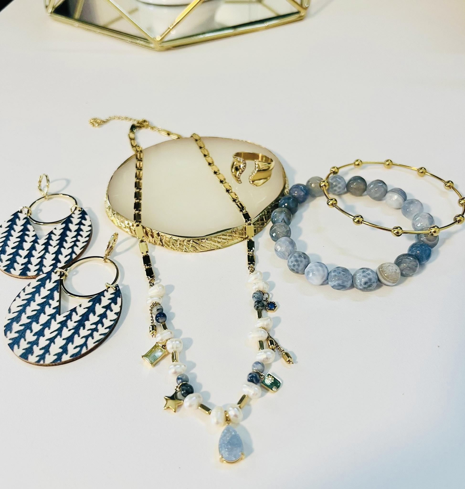 silver or gold jewelry with light blue dress What style to pair and white dress? what jewelry goes with light blue dress