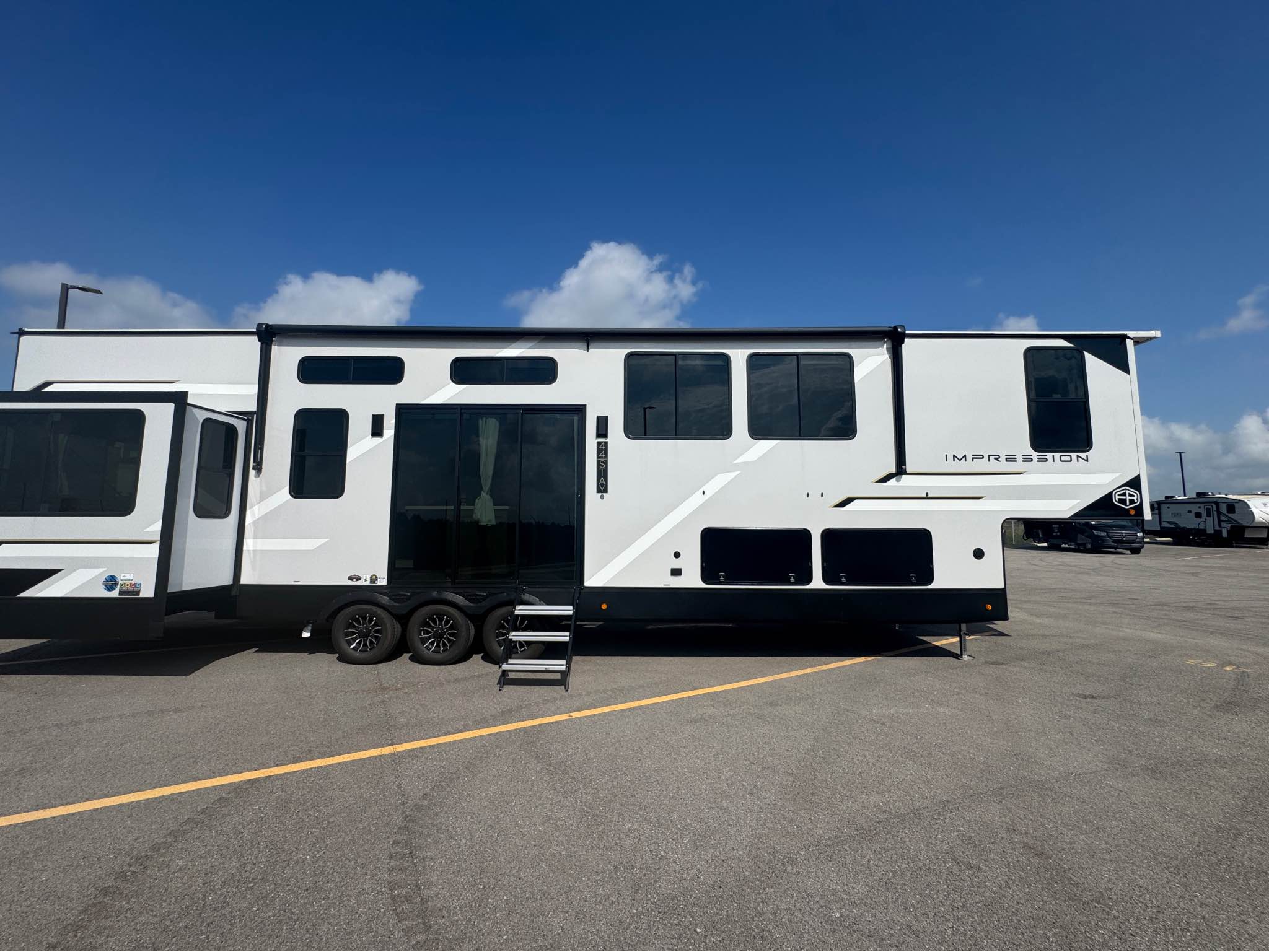 2026 Fifth Wheel Family Destination T Impression 44 STAY
