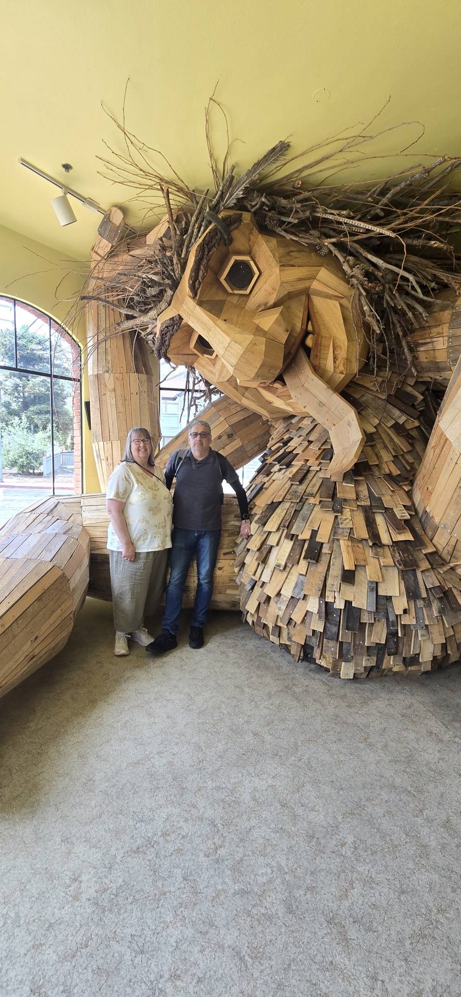 クロバ-ジジ:ボヘミア:パネルドグラスオブジェ Visiting Lulu at the California Nature Art Museum in Solvang, CA
