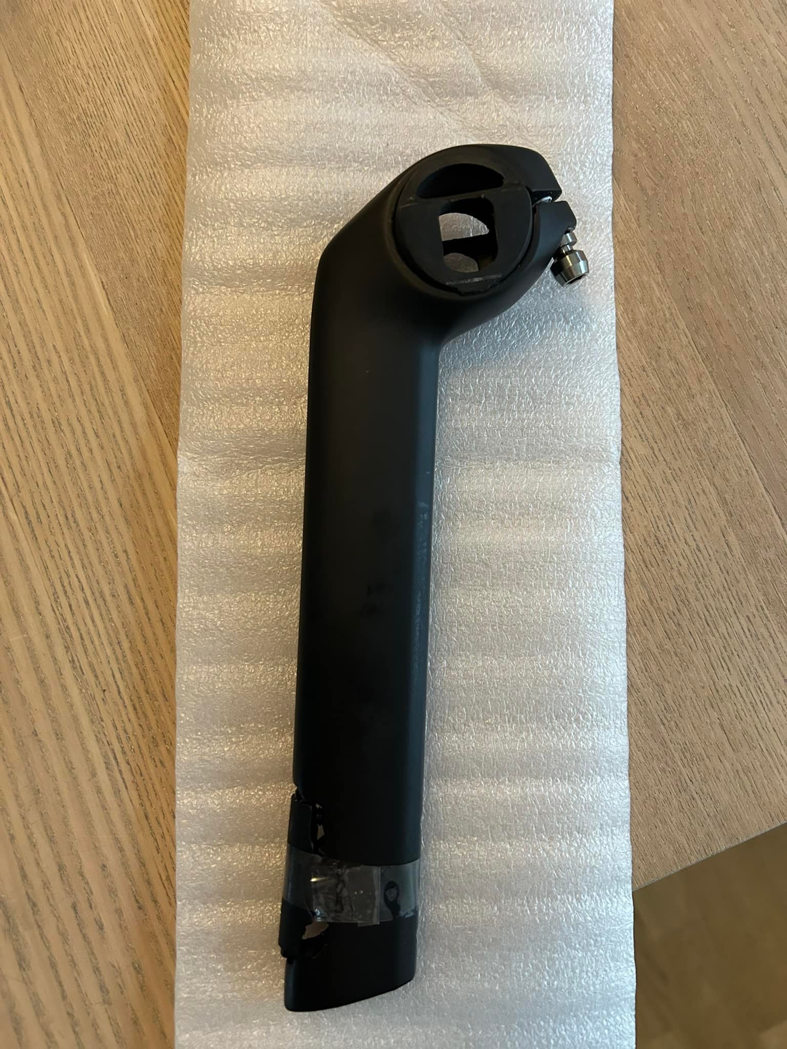 Hello, I am offering a seatpost from Trek Madone Gen 8, 190 mm x 0