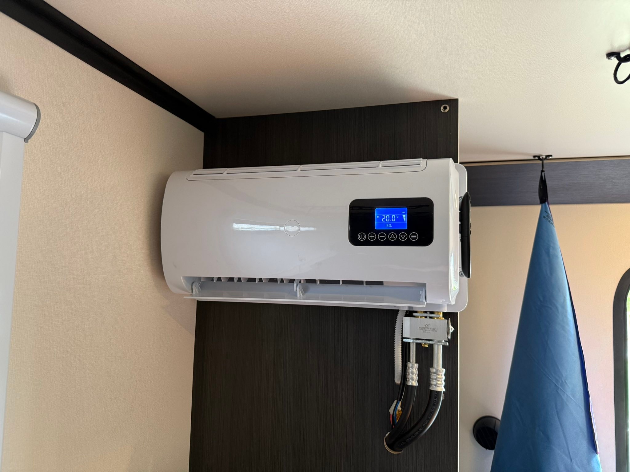 12v backpack mini split ac S1 Helix 12V/48V Truck — Electric APU Alternative 48V / White 12000 BTU Air Volume Mini split AC installation in