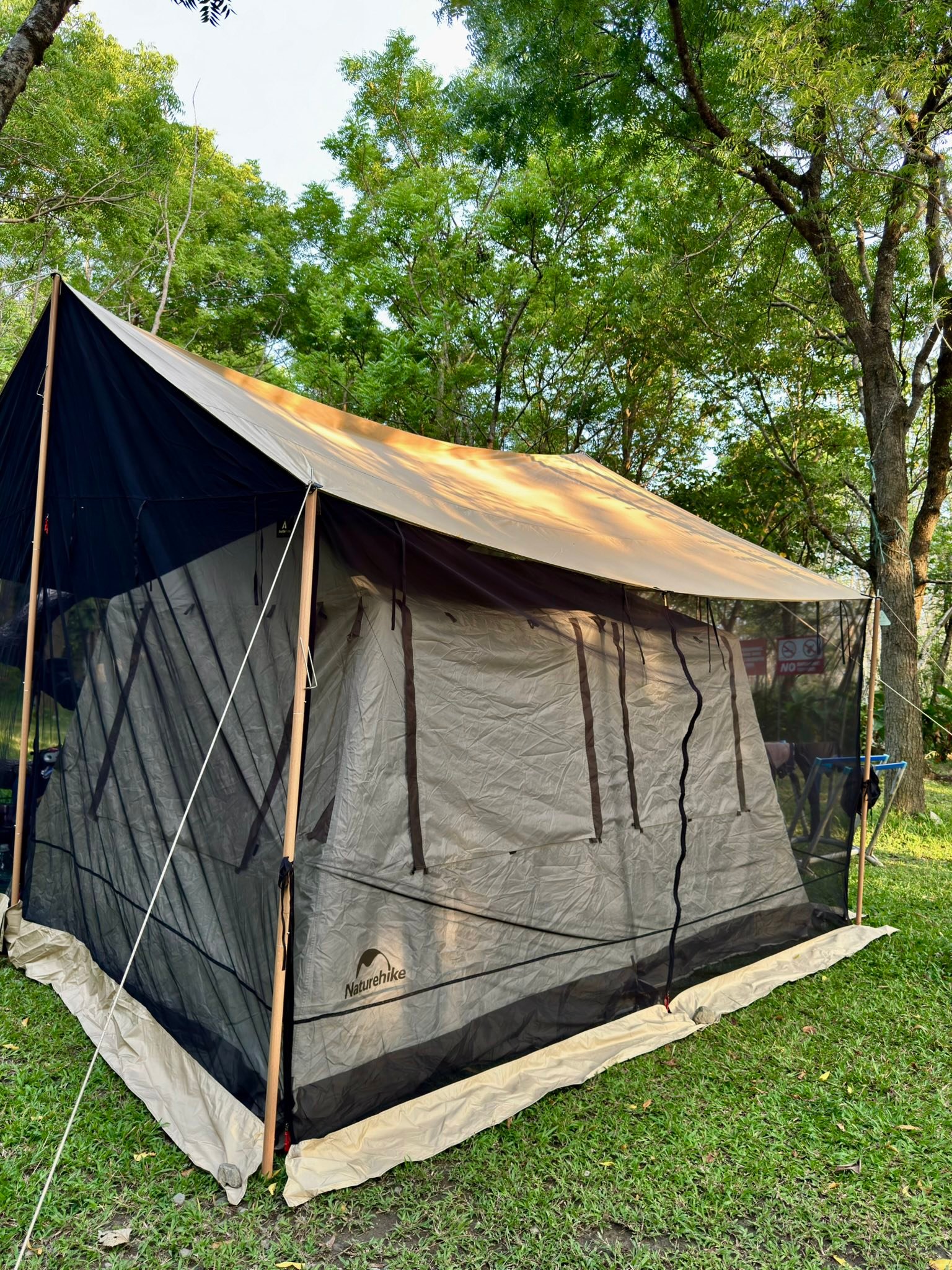 COLEMAN 3 POLE SCREEN TARP UV PRO COMPLETE SET. Price ₱4,800 + sf