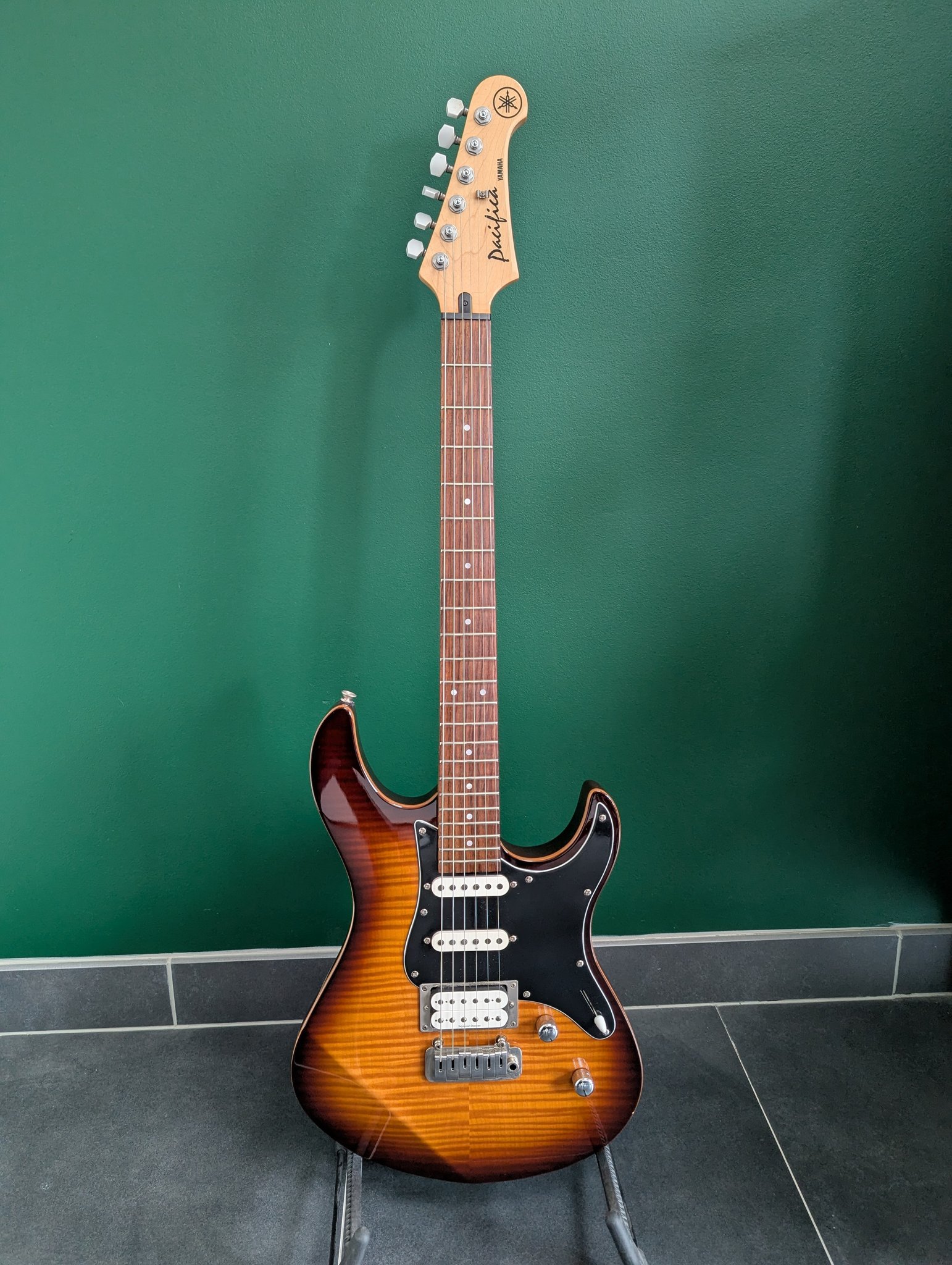 A rare find: Yamaha Pacifica 812v
