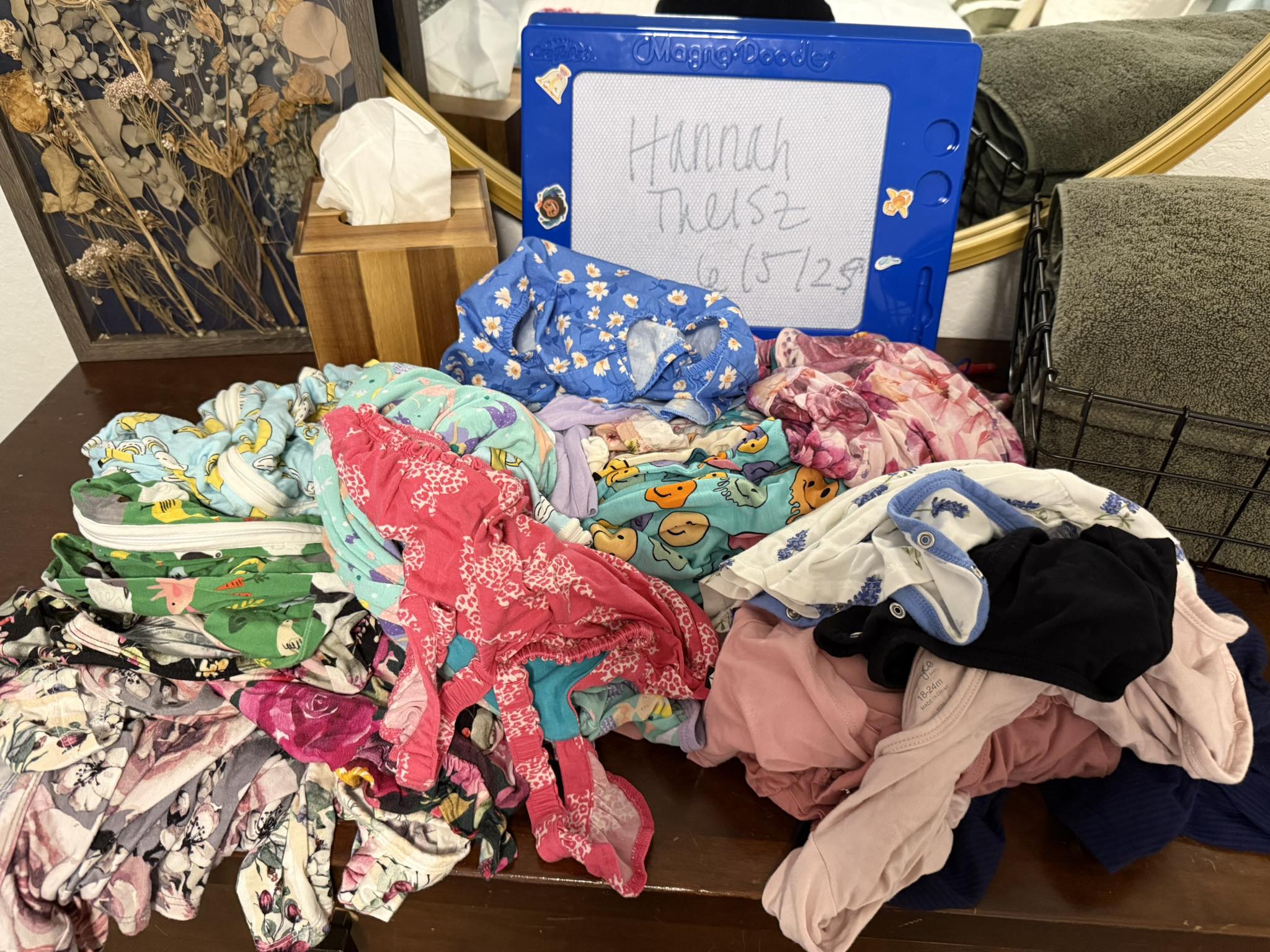 BUNDLES POST: BUNDLES PURGE *Item(s): 18/24 - 2T bubbles & onesie  display picture 1