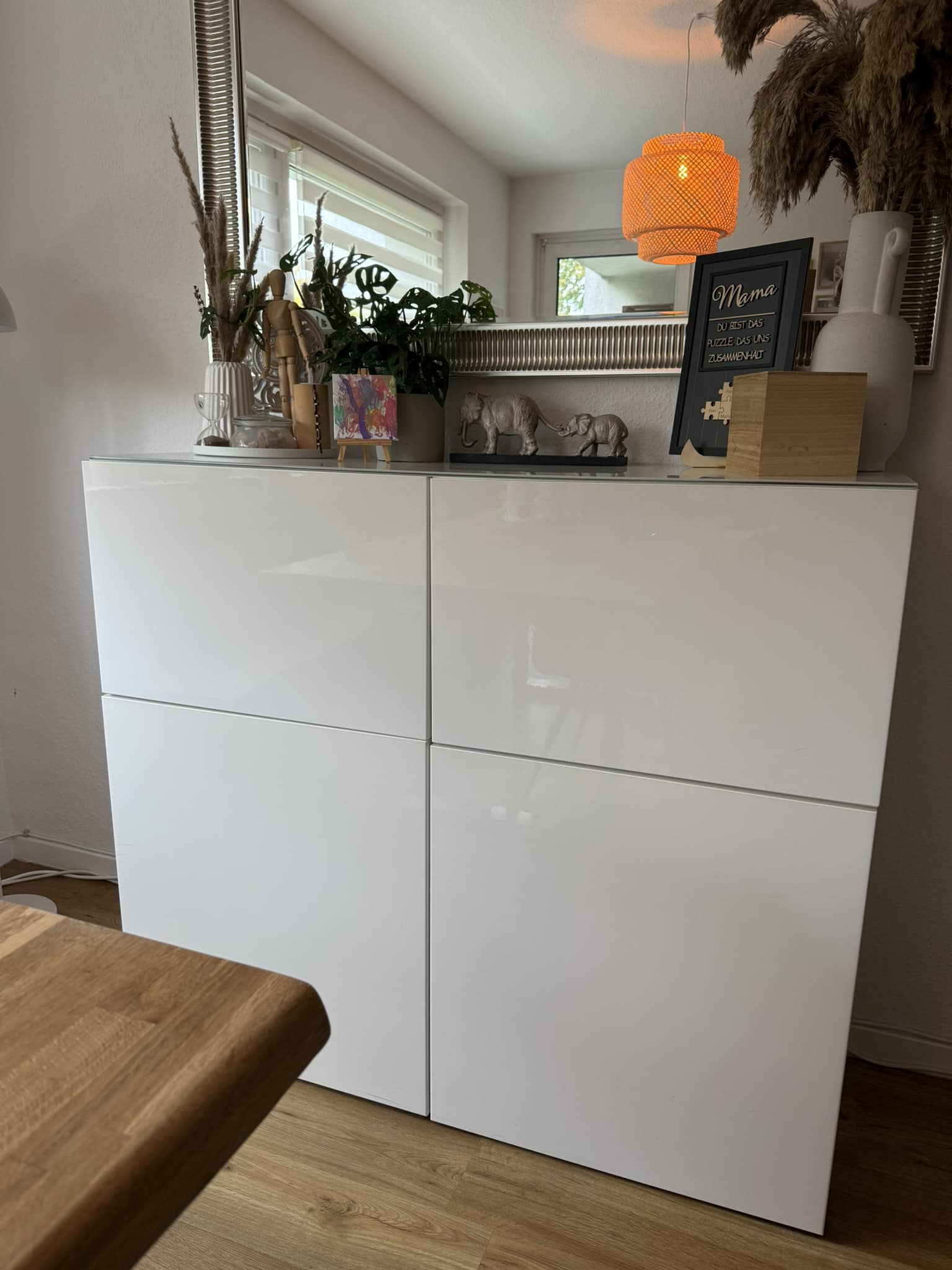 Wir verkaufen immer noch unsere BESTA KOMMODE von Ikea in weiß Hochglanz. In den unteren Schränken ist jeweils ein Einlegeboden enthalten. Maße: 120x42x102 cm VK: 180€ VB Bei Interesse gerne Pn 💖