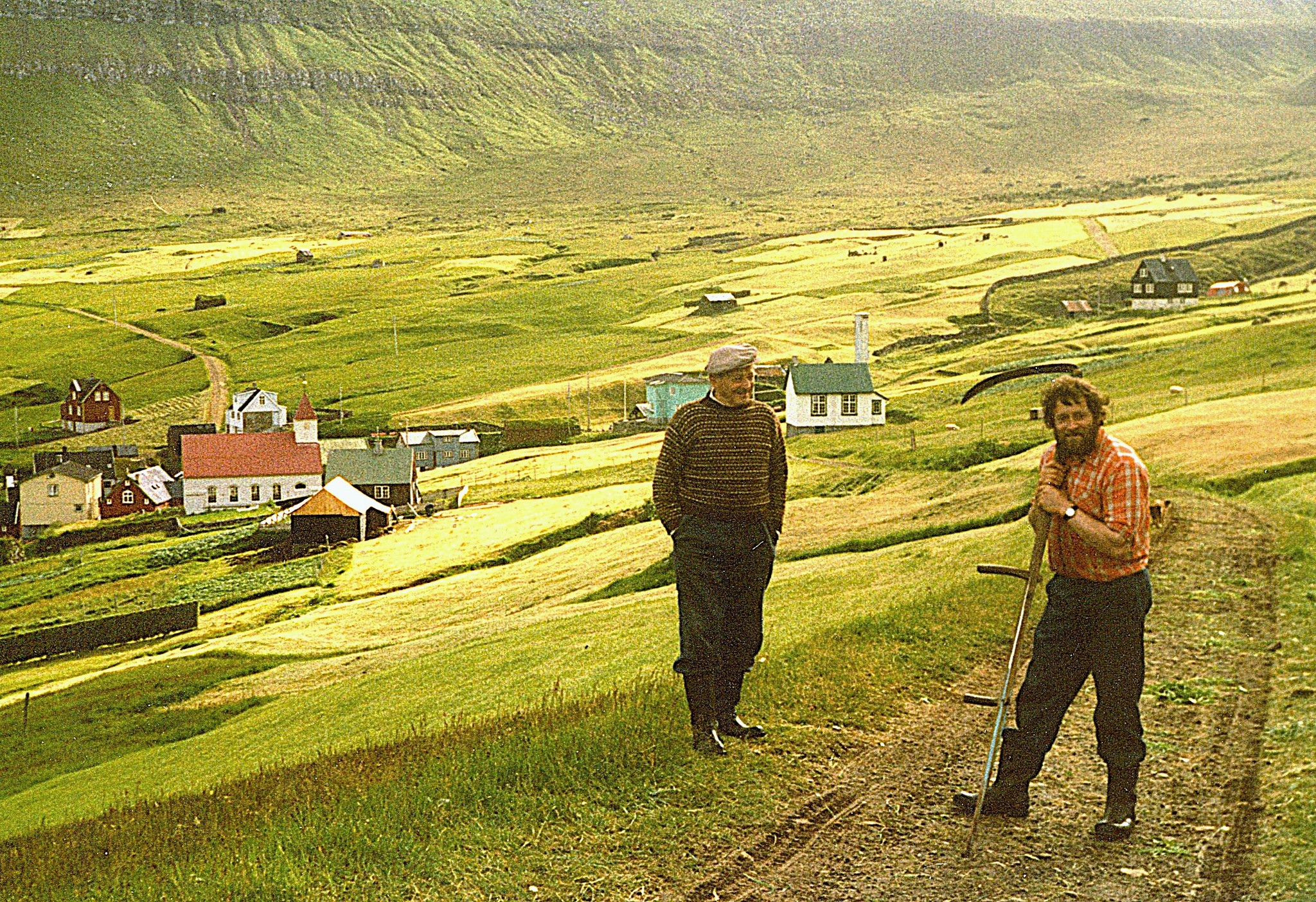 Gamlar myndir úr Klaksvík/Norðoyggjum | Feðgar í hoyna í Mikladali ...