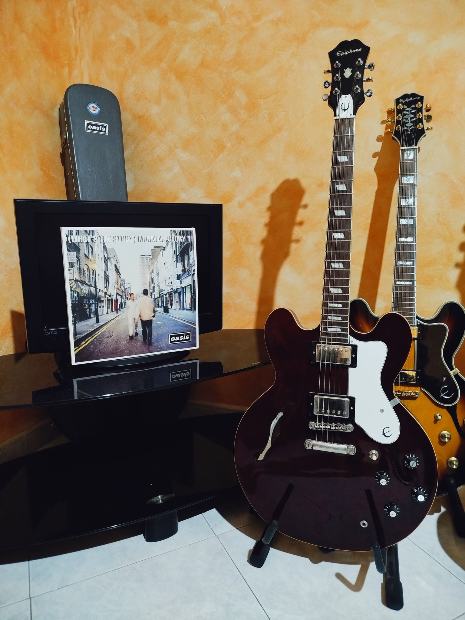 Did you know - Bonehead used the same Epiphone Riviera on every