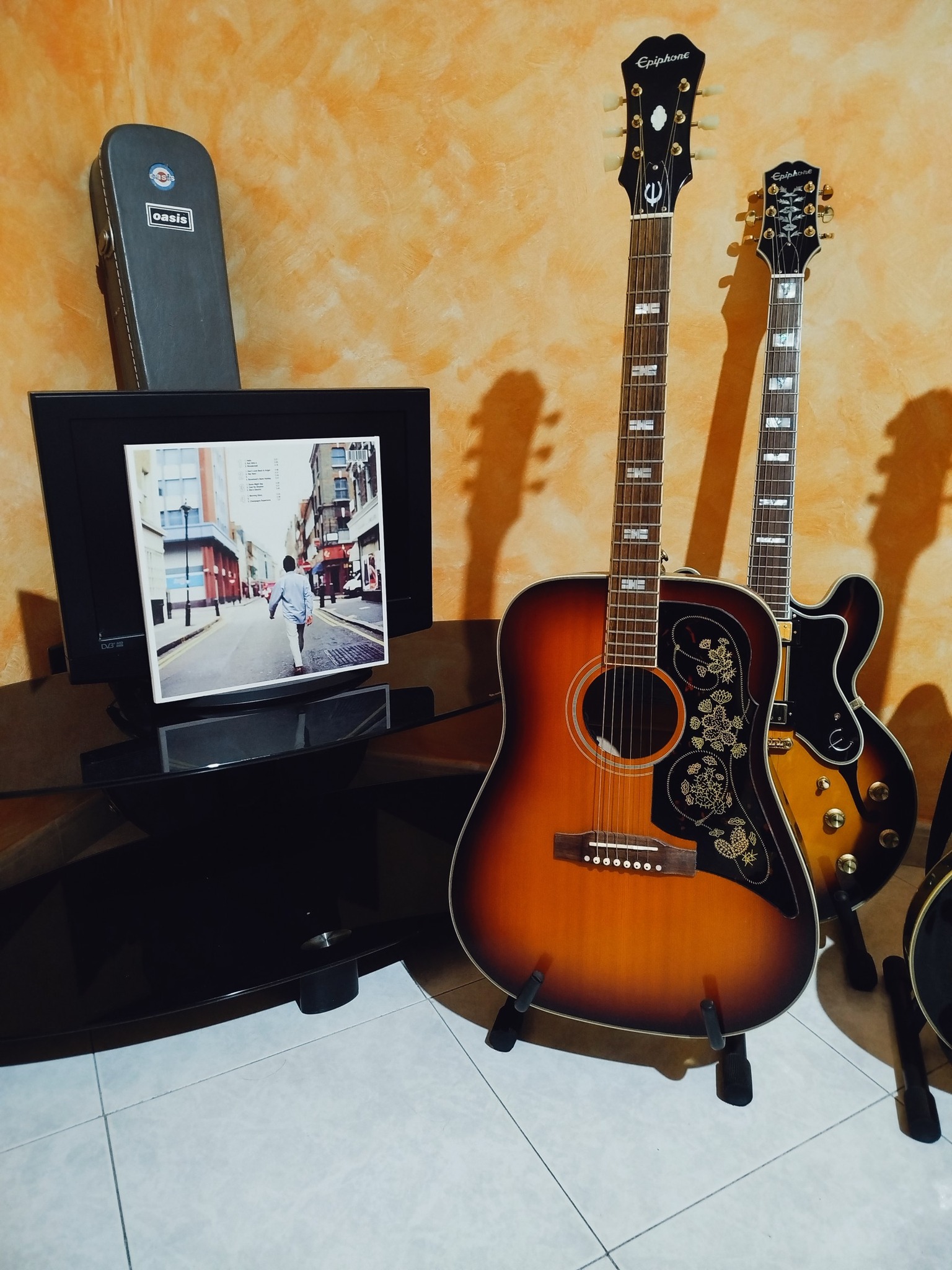 Did you know - Bonehead used the same Epiphone Riviera on every