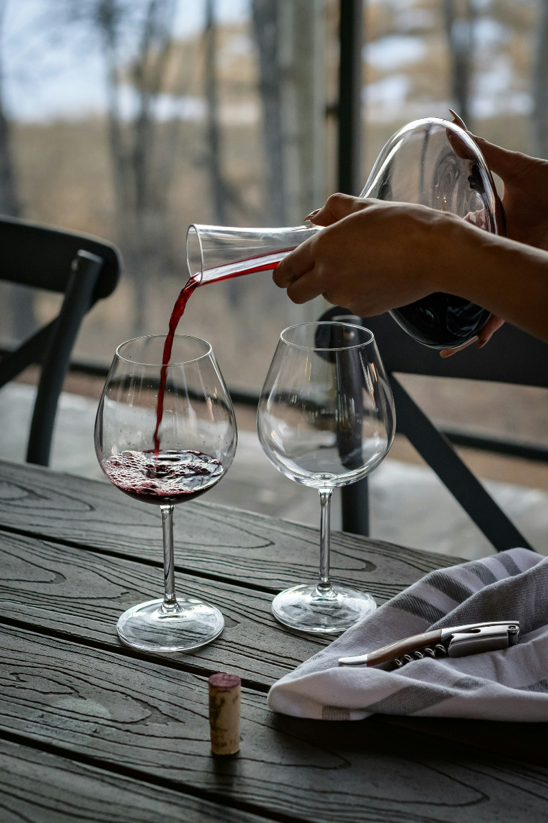 🍷 Декантиране = преливане на виното от бутилката в специален съд, наречен декантер. Но защо го правим? Декантираме вино, за да: Отделим утайката (при по-стари вина) „Събудим“ ароматите – кислородът отваря вкусовете