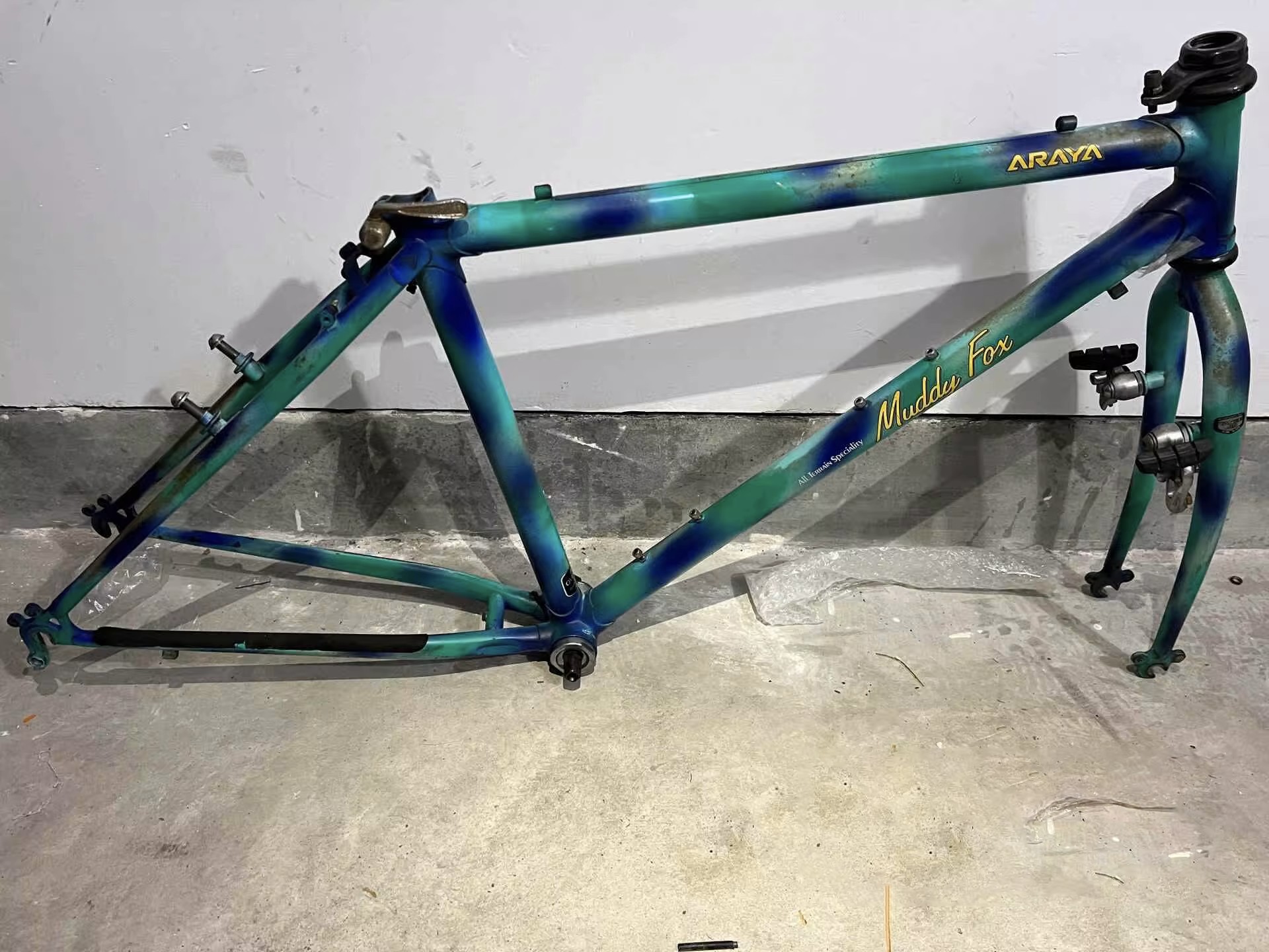 Araya Muddy Fox mountain bike frame. Regular MTB dropout spacing