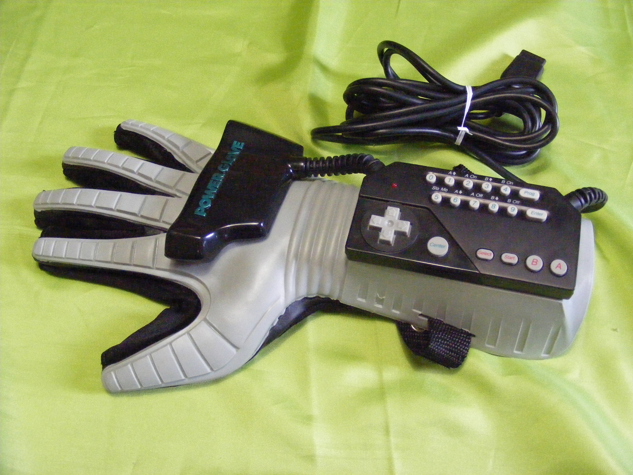 What games are compatible with the Nintendo NES Power Glove on Amiga?