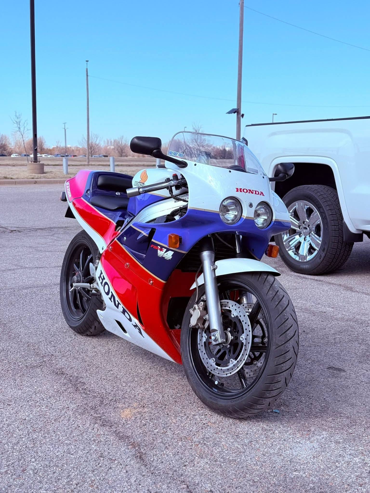 RC30 tribute bike build using VFR750F