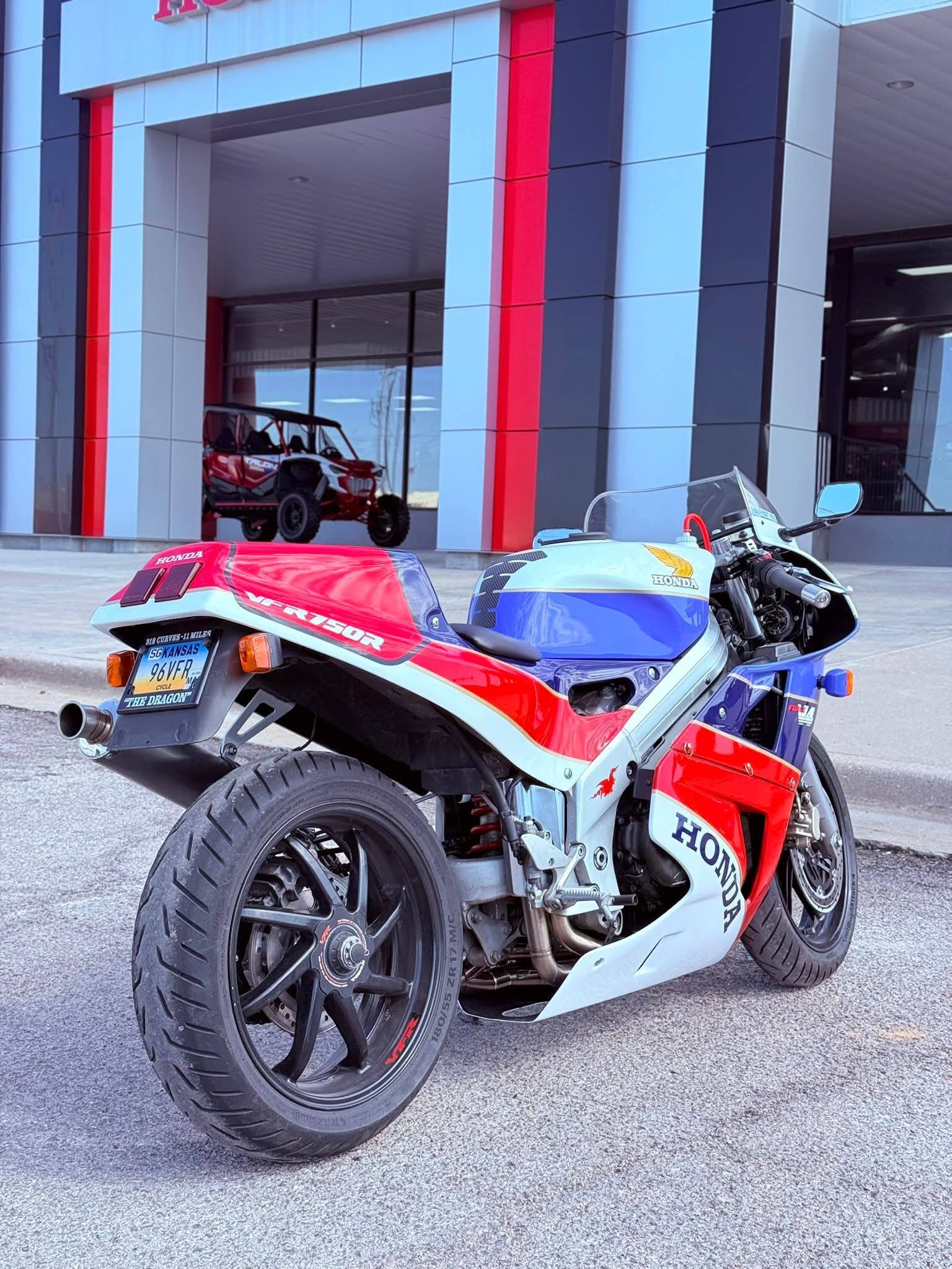 RC30 tribute bike build using VFR750F