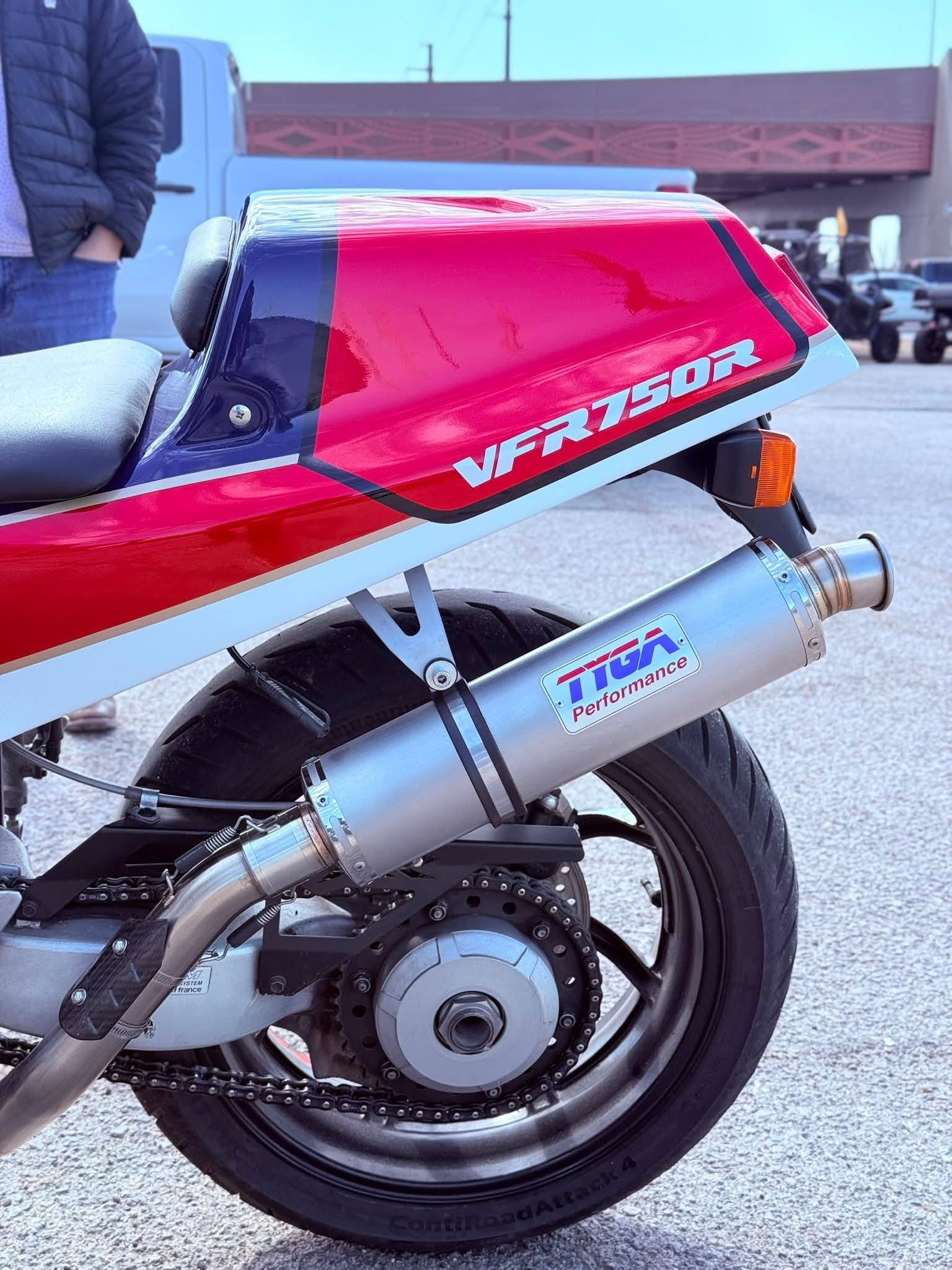 RC30 tribute bike build using VFR750F