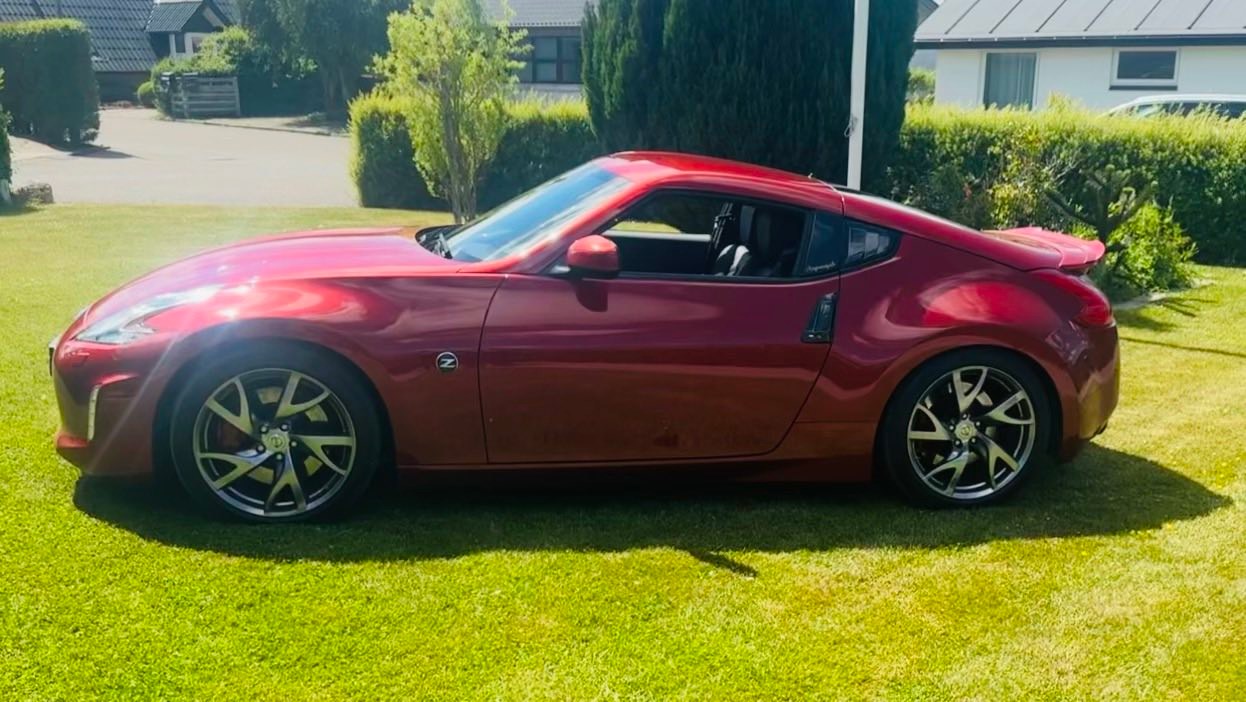 Danmark My Nissan 370Z The red Nissan is automatic The white