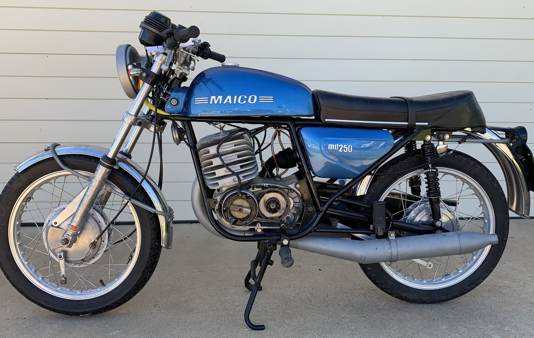 My 1985 250cc Maico with wrong color number plates.