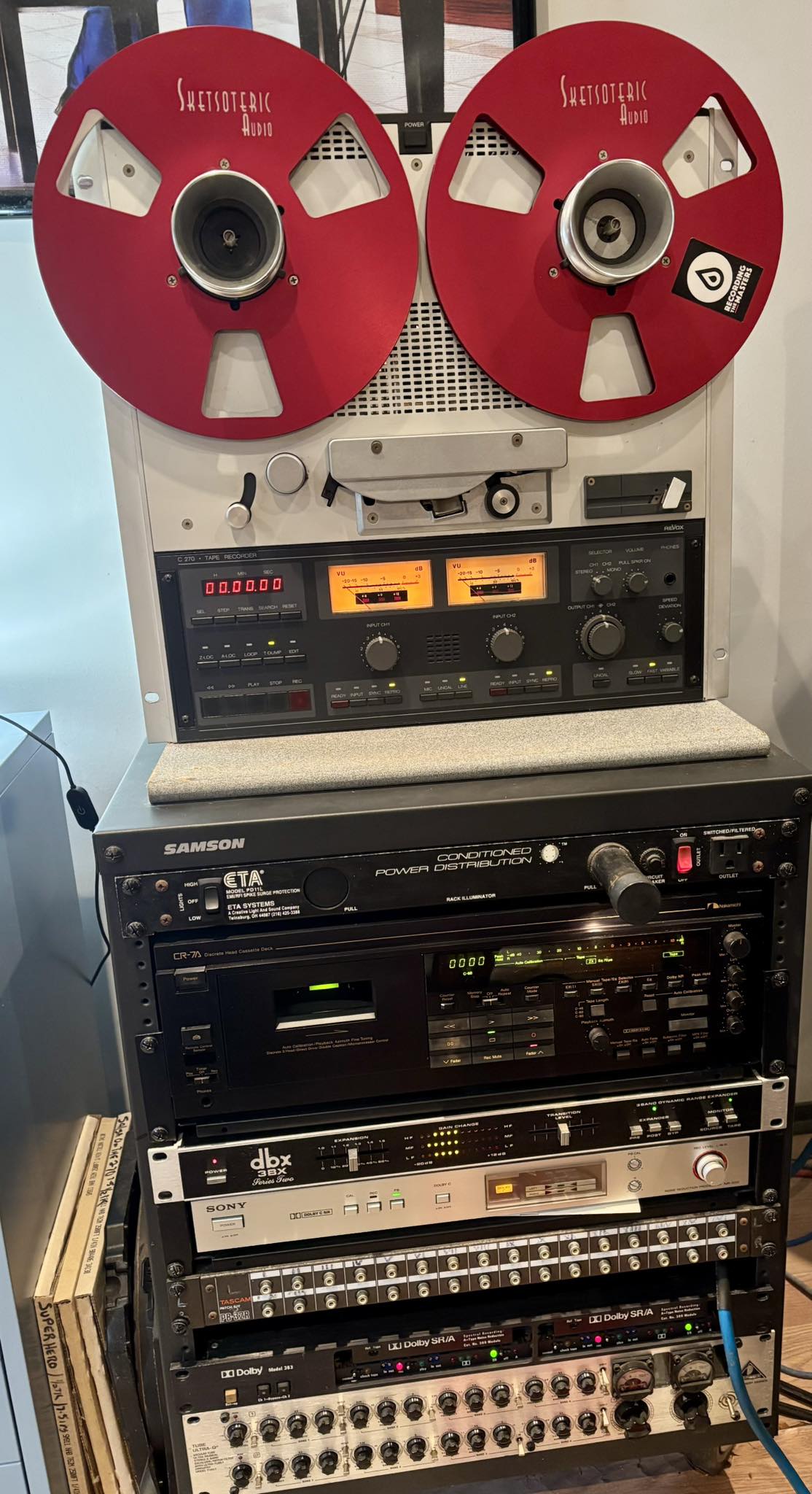 zerozero ノーフラット And on the other side is this rack with the CR 7.