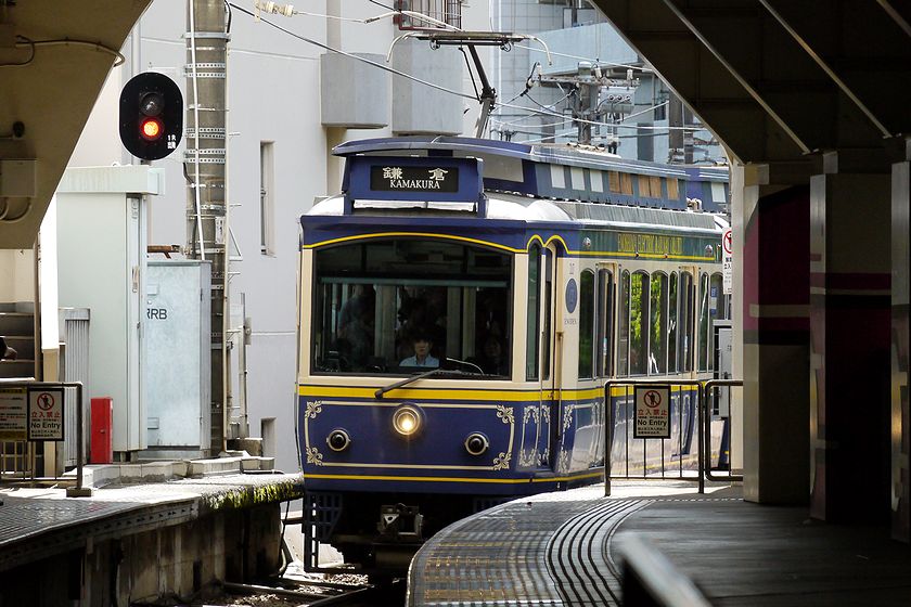 みなさんおはようございます！ 鎌倉への旅の始まり、藤沢駅に進入して