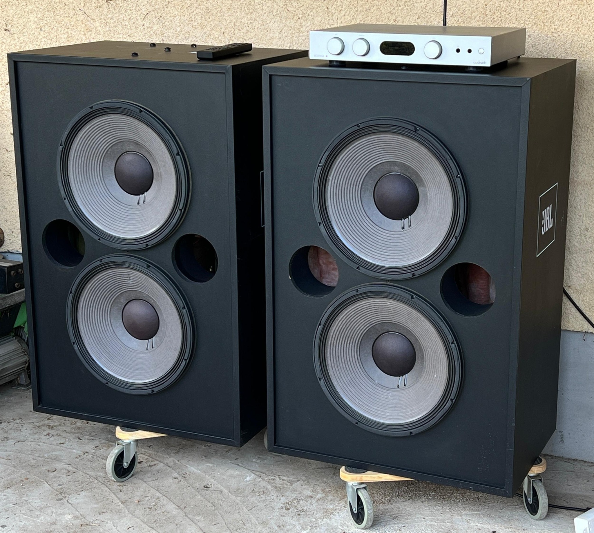 Hi, I'm looking for a pair of Jbl 4401 cabinets in good condition