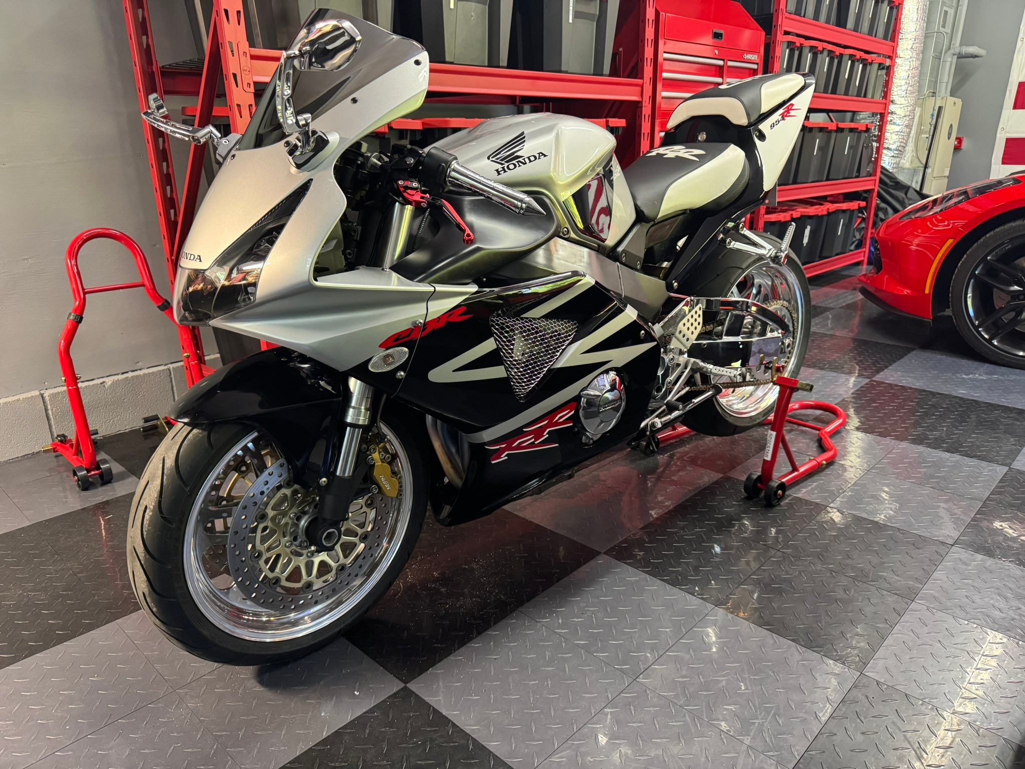みん Thank you for the add.Just picked up a 2002 954rr with only 11k miles.