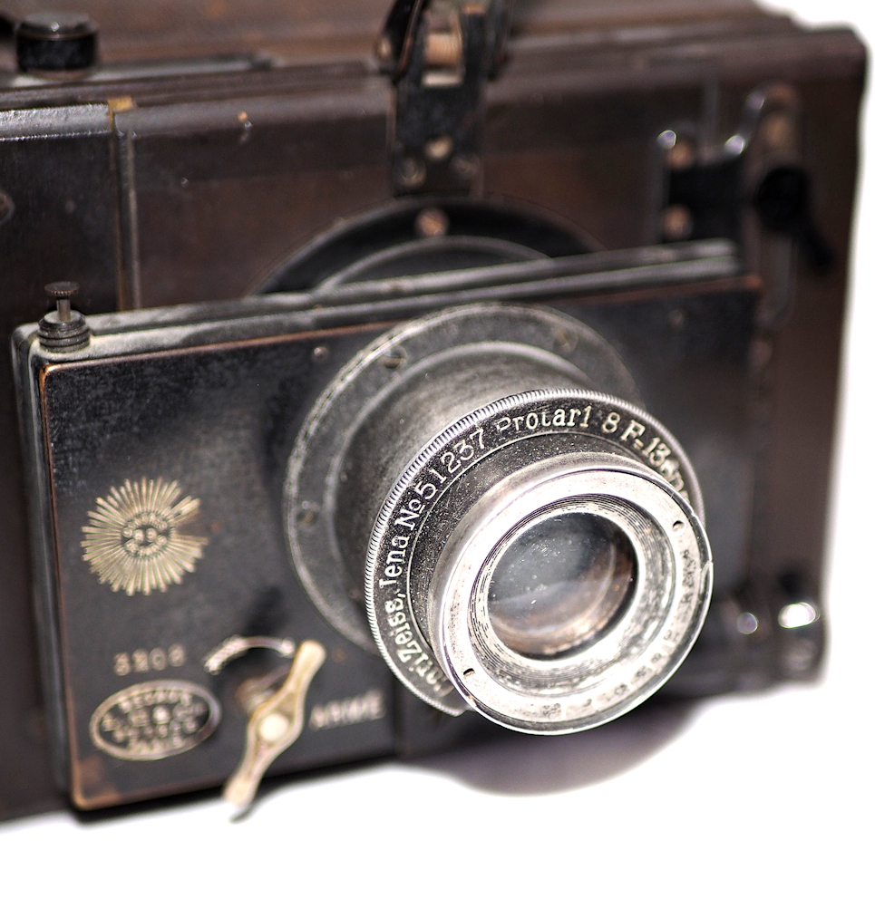 What is the insight about the Zeiss Protar lens?