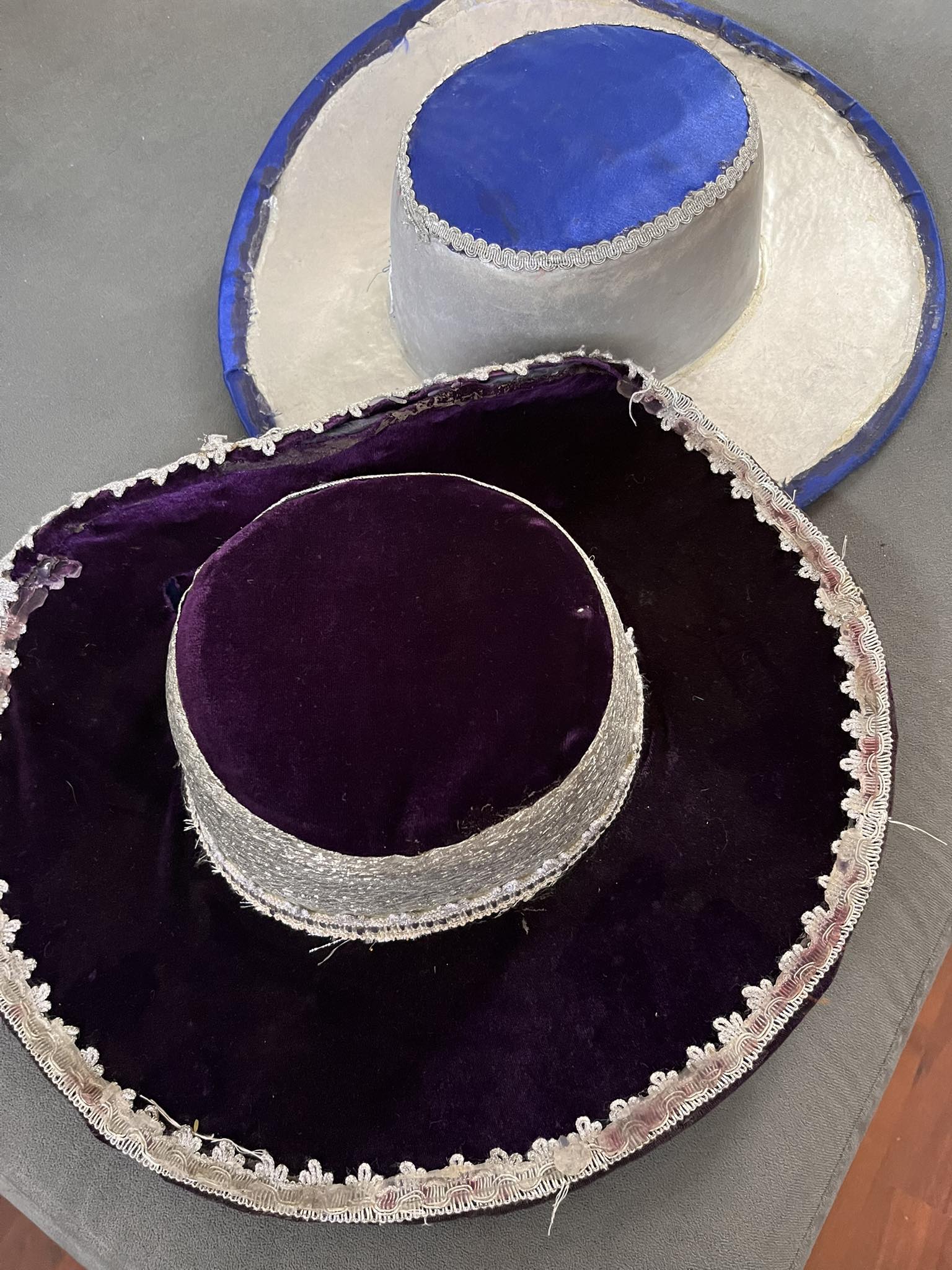 Vendo 2 sombreros caporal ! Sirven para ensayar