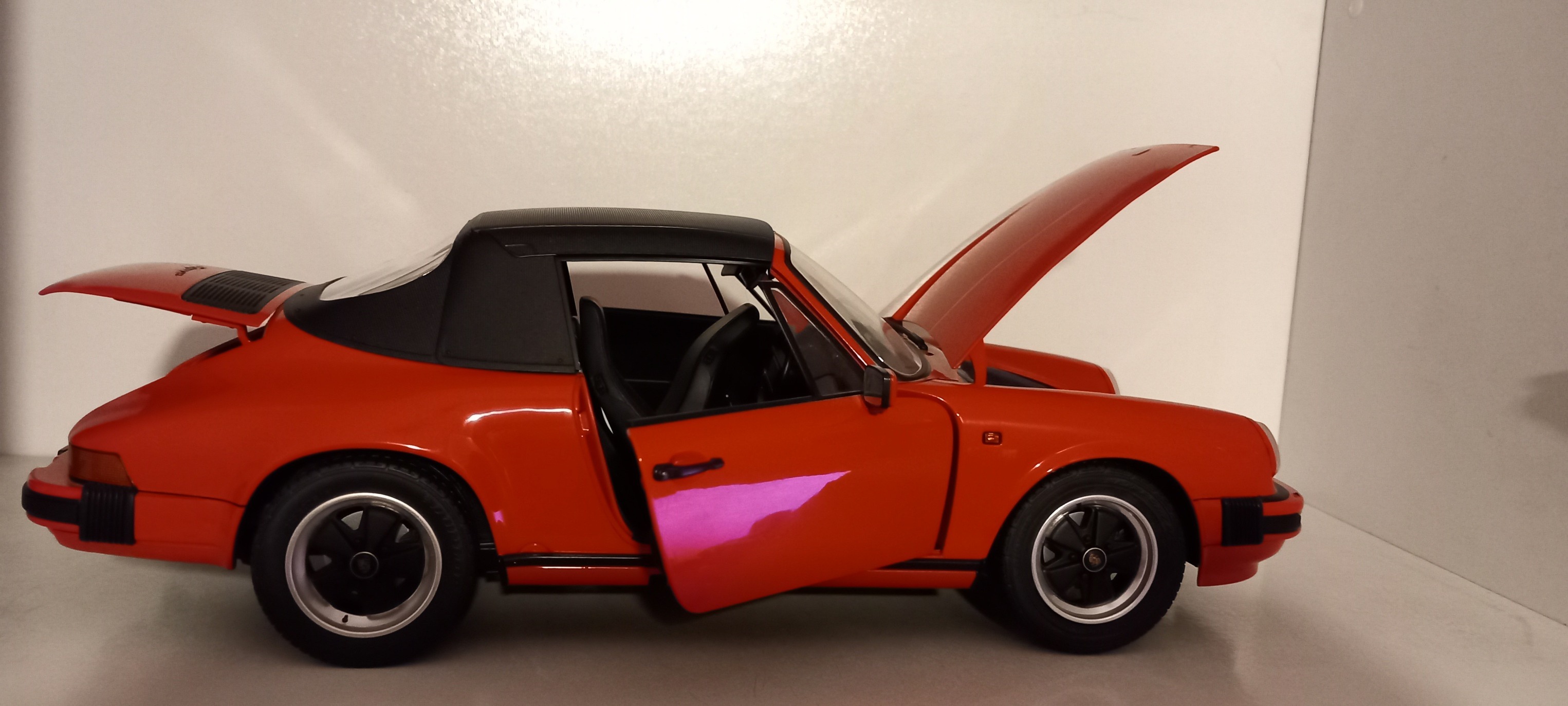 Porsche 911 Carrera 3.2 Convertible indian Red 1983. 1/12 Premium 