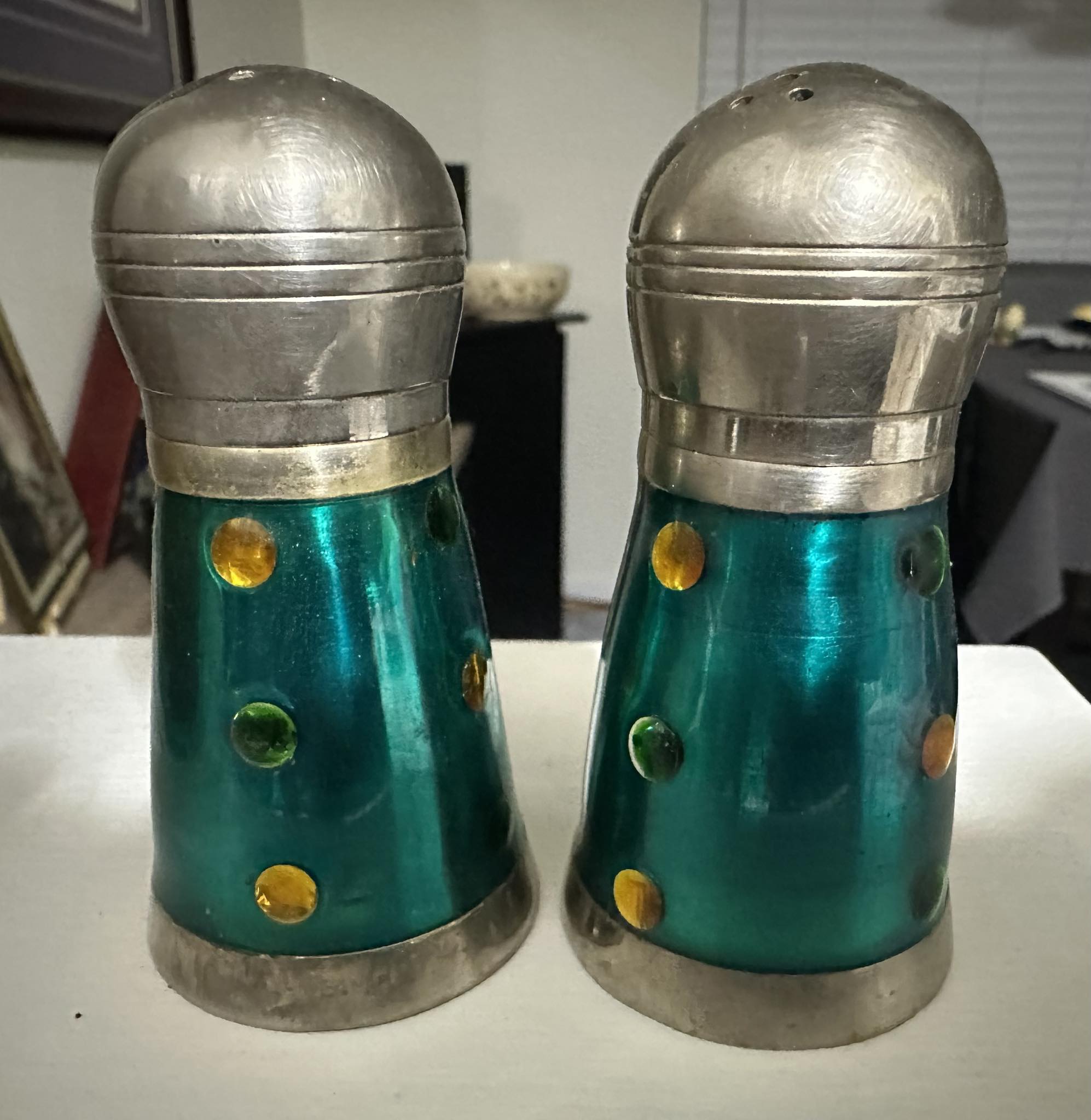 Identifying vintage salt and pepper shakers with unknown markings