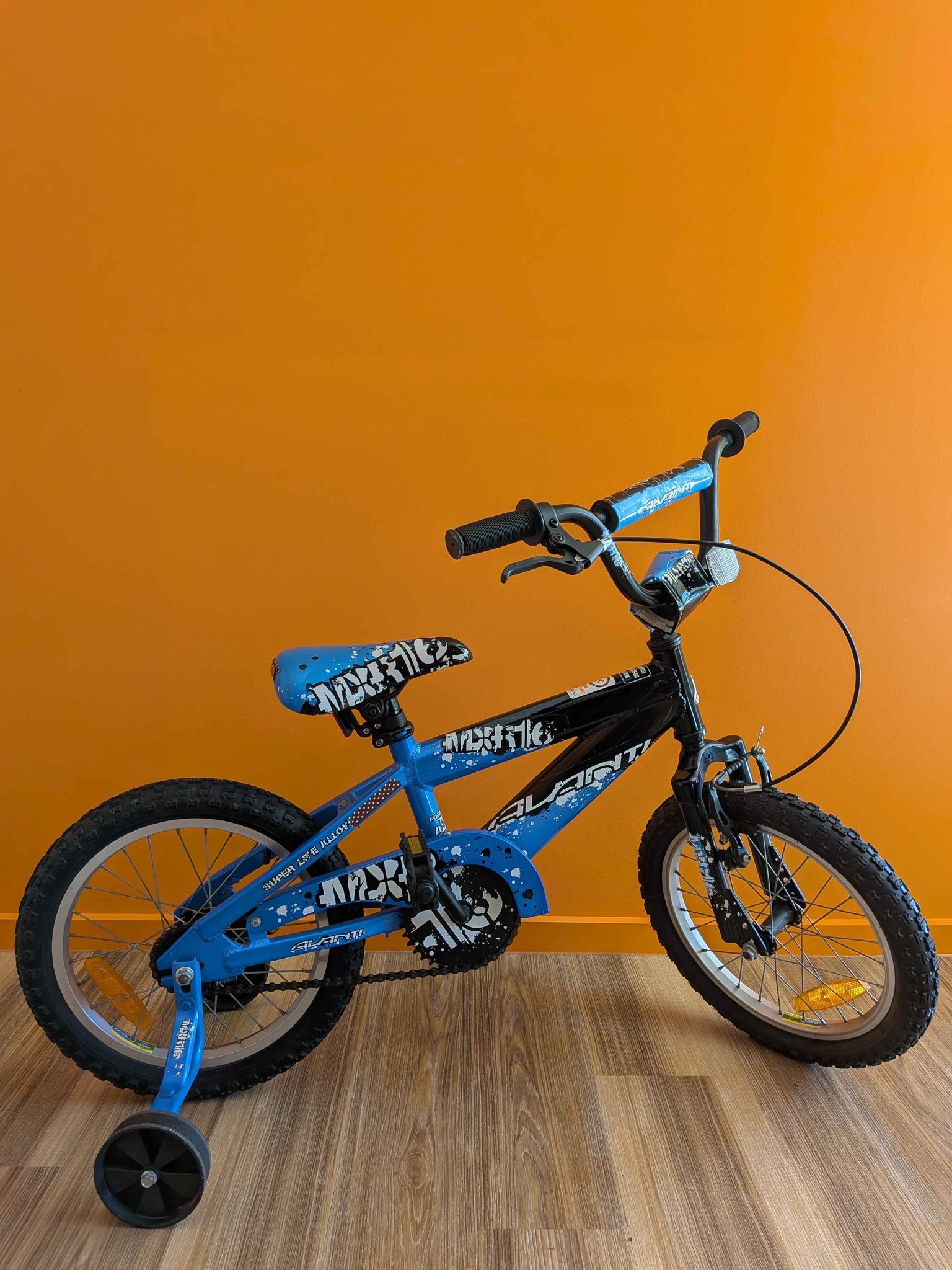 Perfect first bike! お子様の最初の自転車にぴったりです！ • Comes
