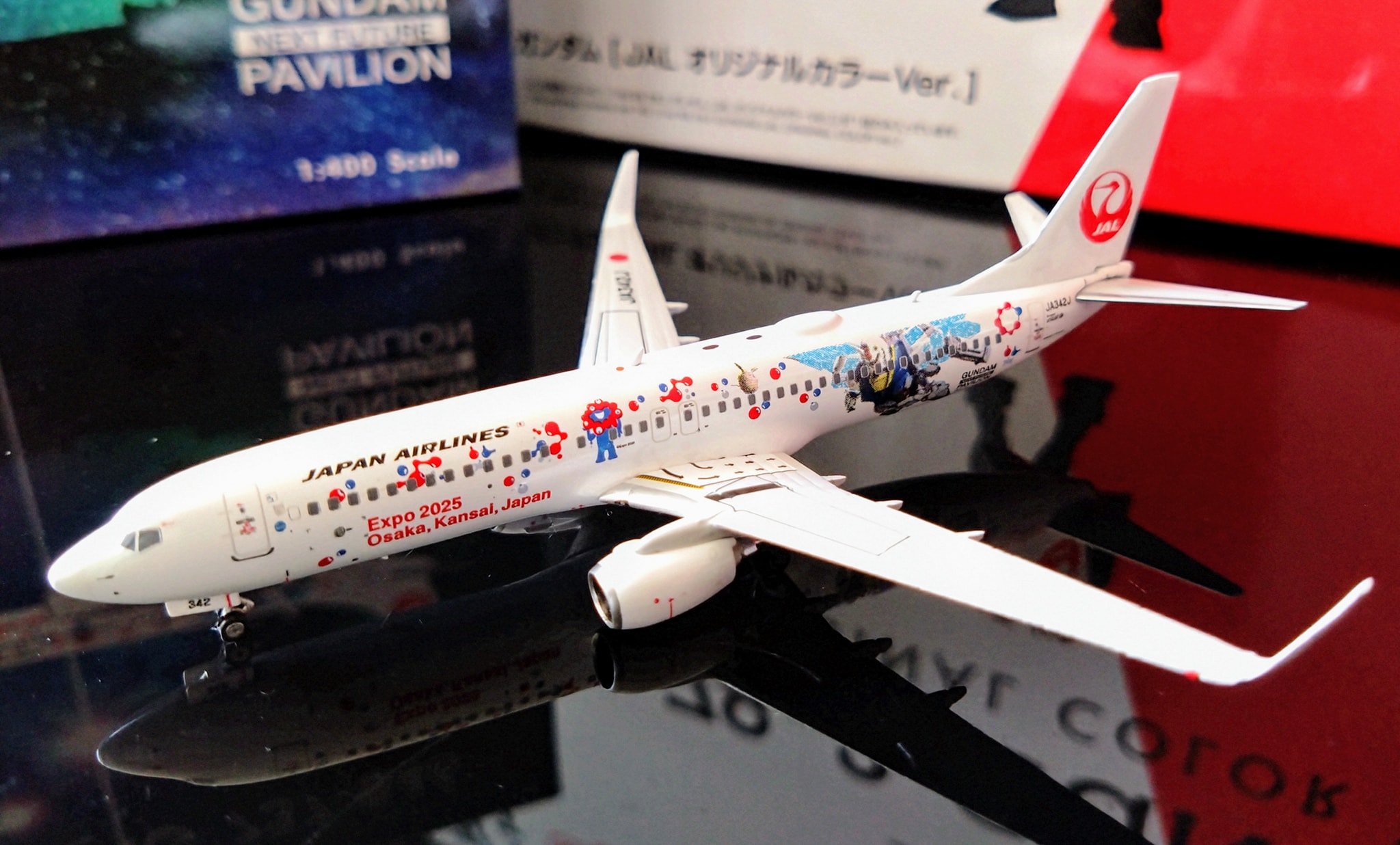 JAL Boeing 737-846 Gundam model