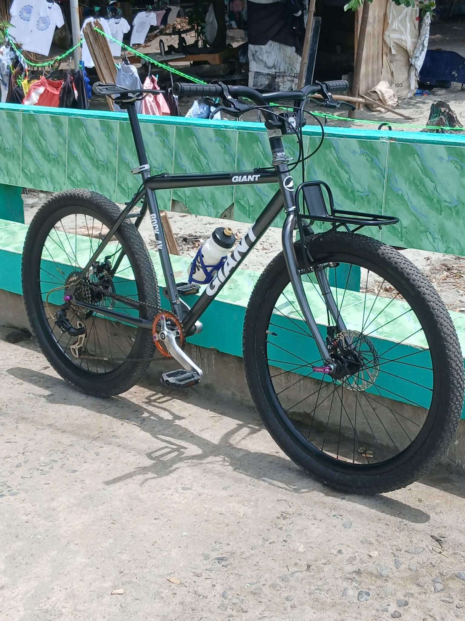 giant commuter bicycle Cross City 3 Disc (Metallic Black) Bike ride to class Giant Just Released a Gorgeous,