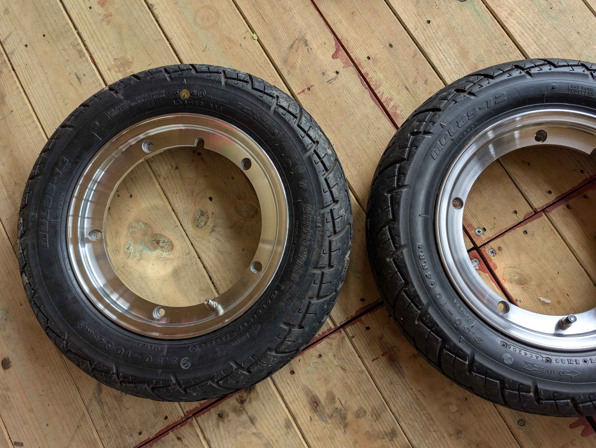 Vespa sip polished tubeless rims with bridgestone tyres
