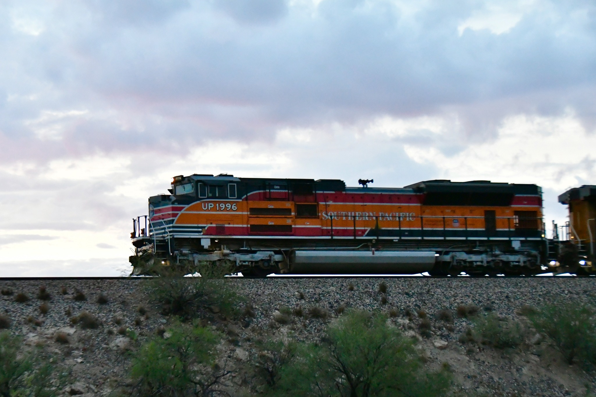 Spotting the Southern Pacific Heritage SD70ACE near Vail, AZ