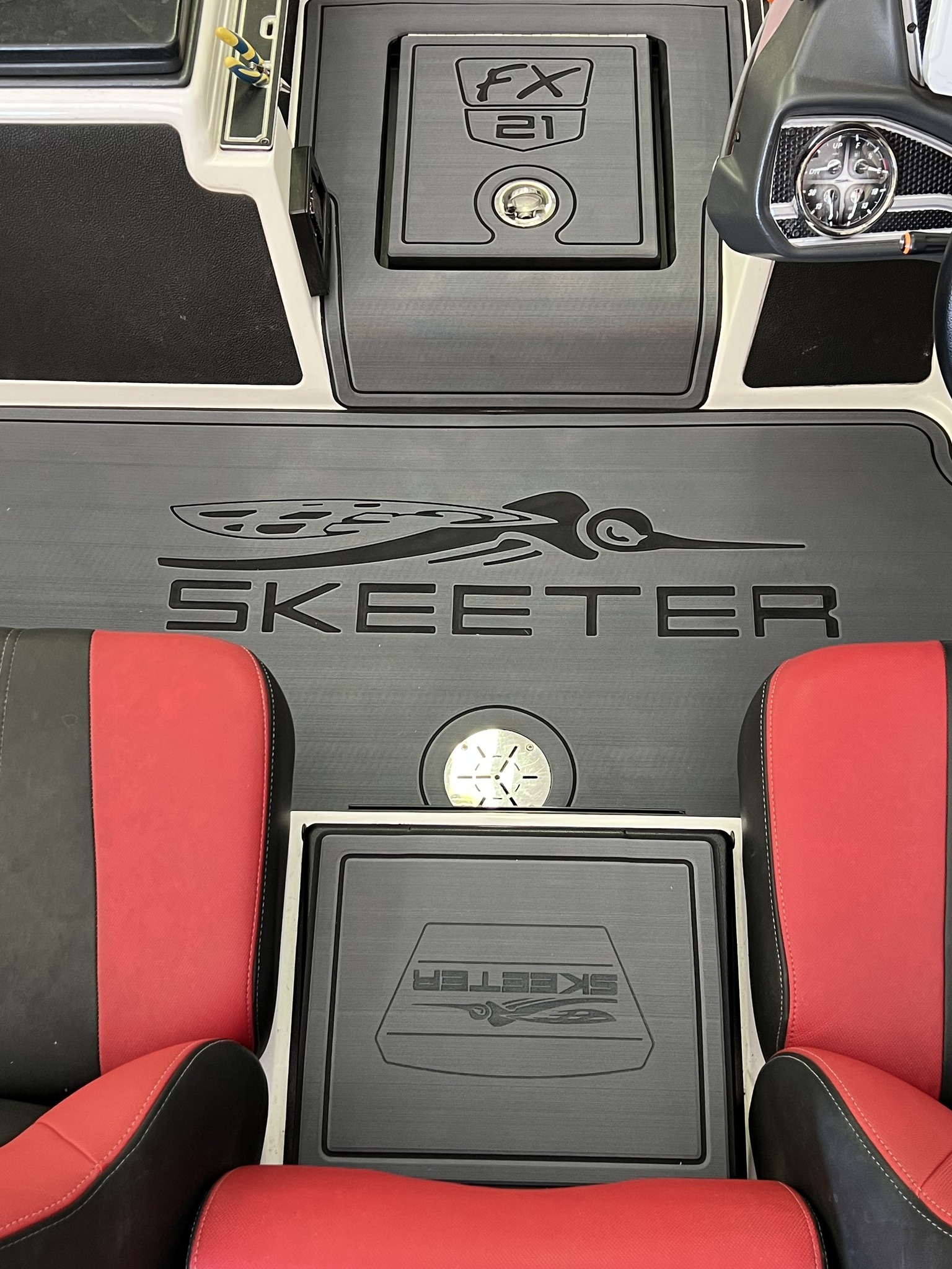 Skeeter zx185 new carpet padded front deck. Trolling tray