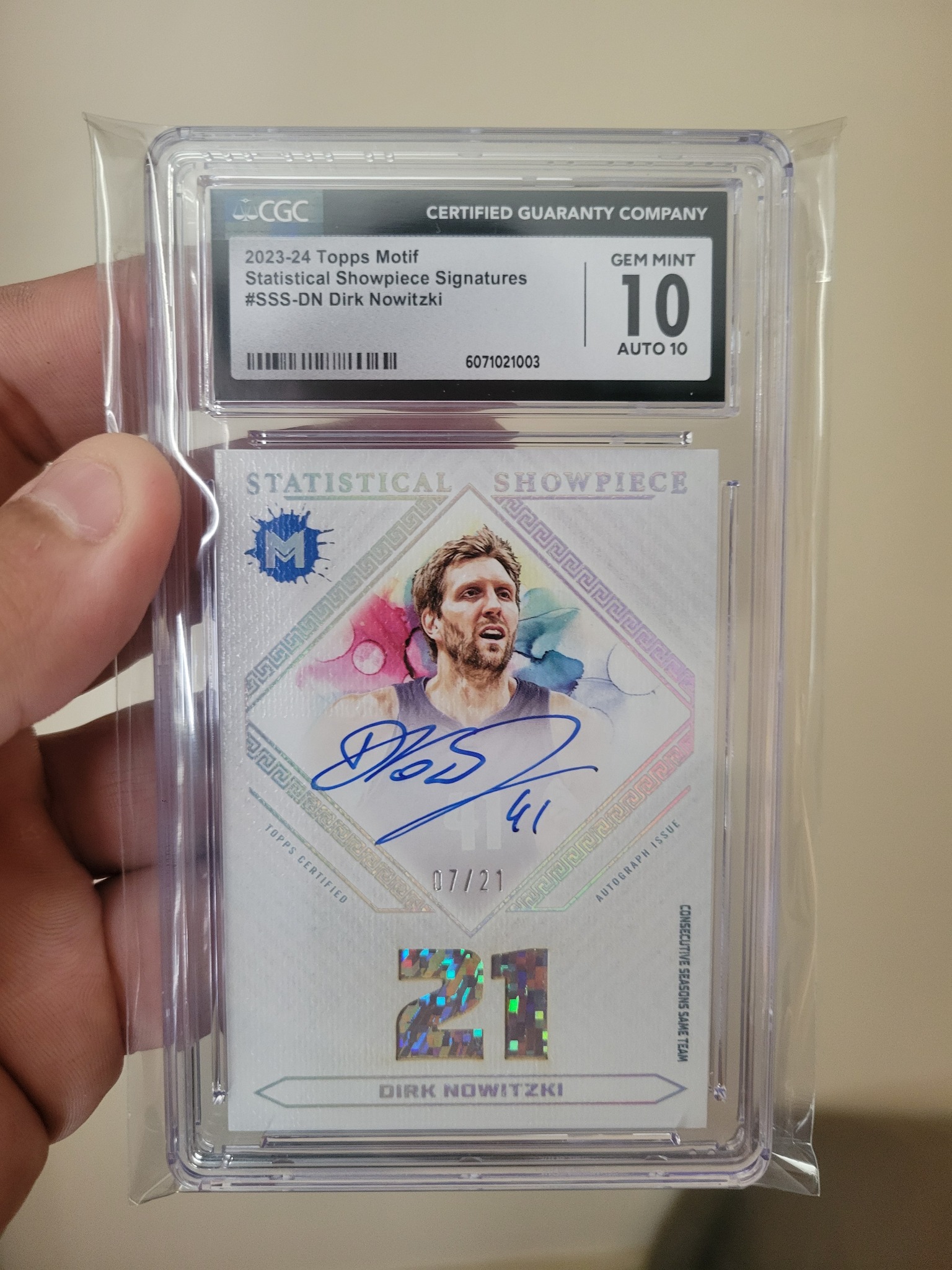 Landing rare Dirk Nowitzki on-card auto card
