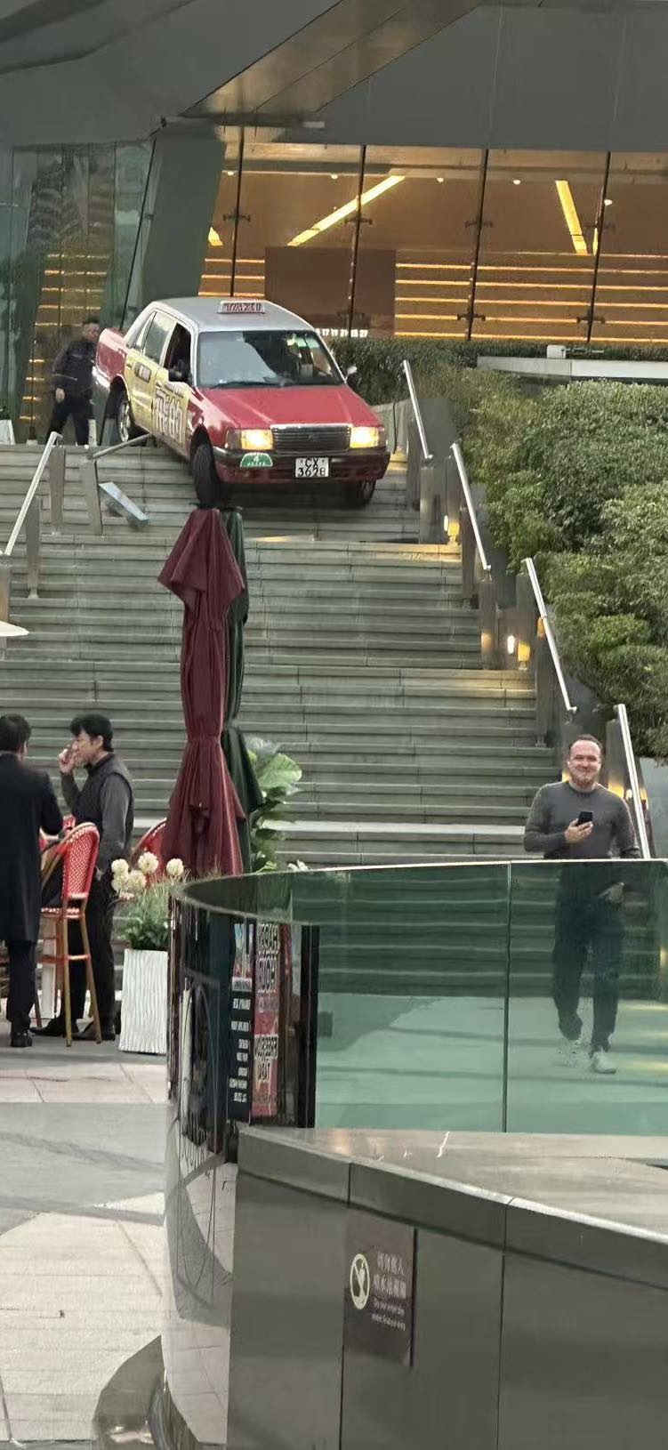 （已拖走） 18:00 ICC 的士越野表演賽 20:00還在挑戰中 | Facebook