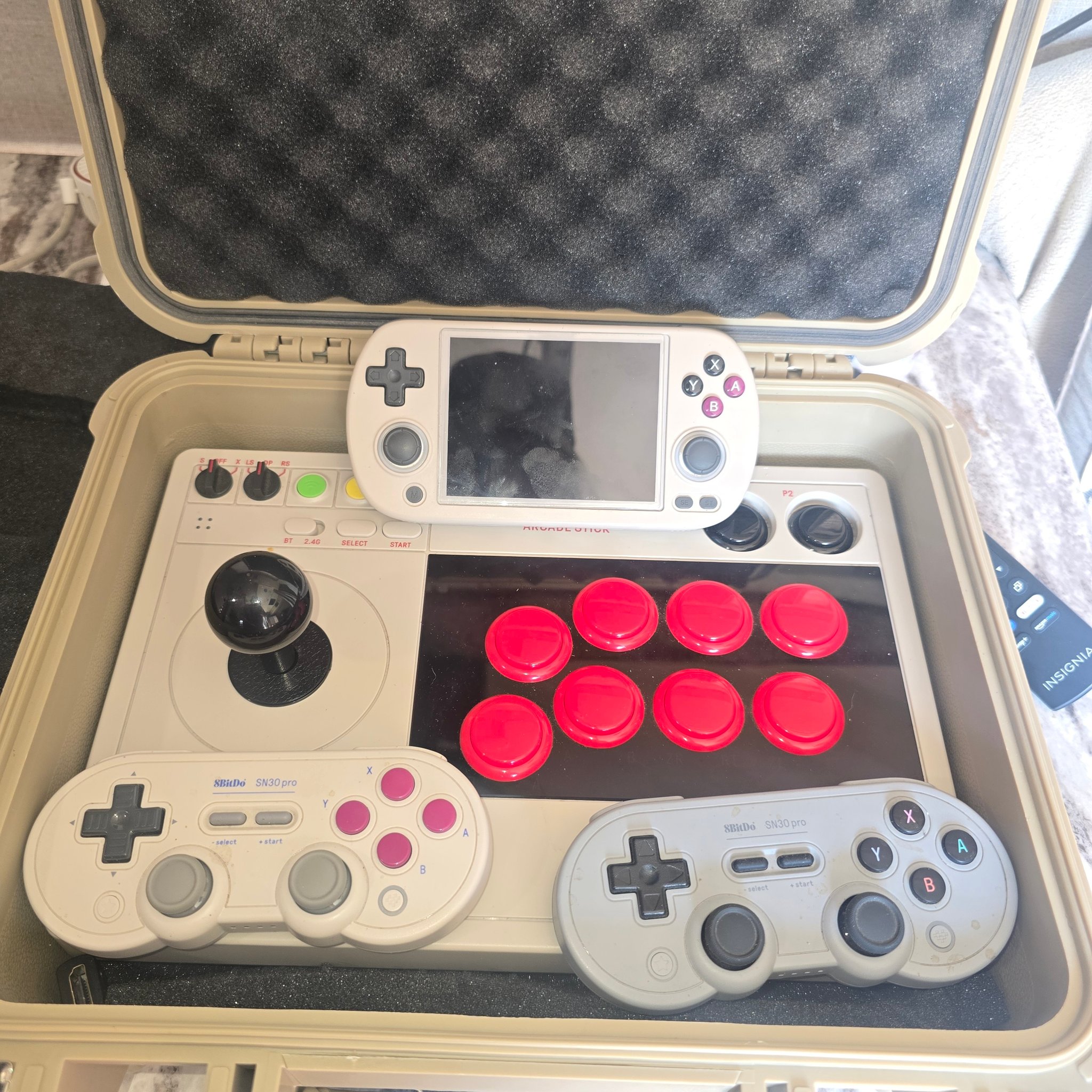 Retro gaming party box with RG406H and Bluetooth controllers