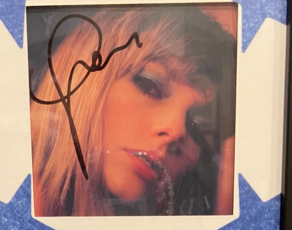 Are Taylor Swift's Midnight series mahogany CD inserts rushed?