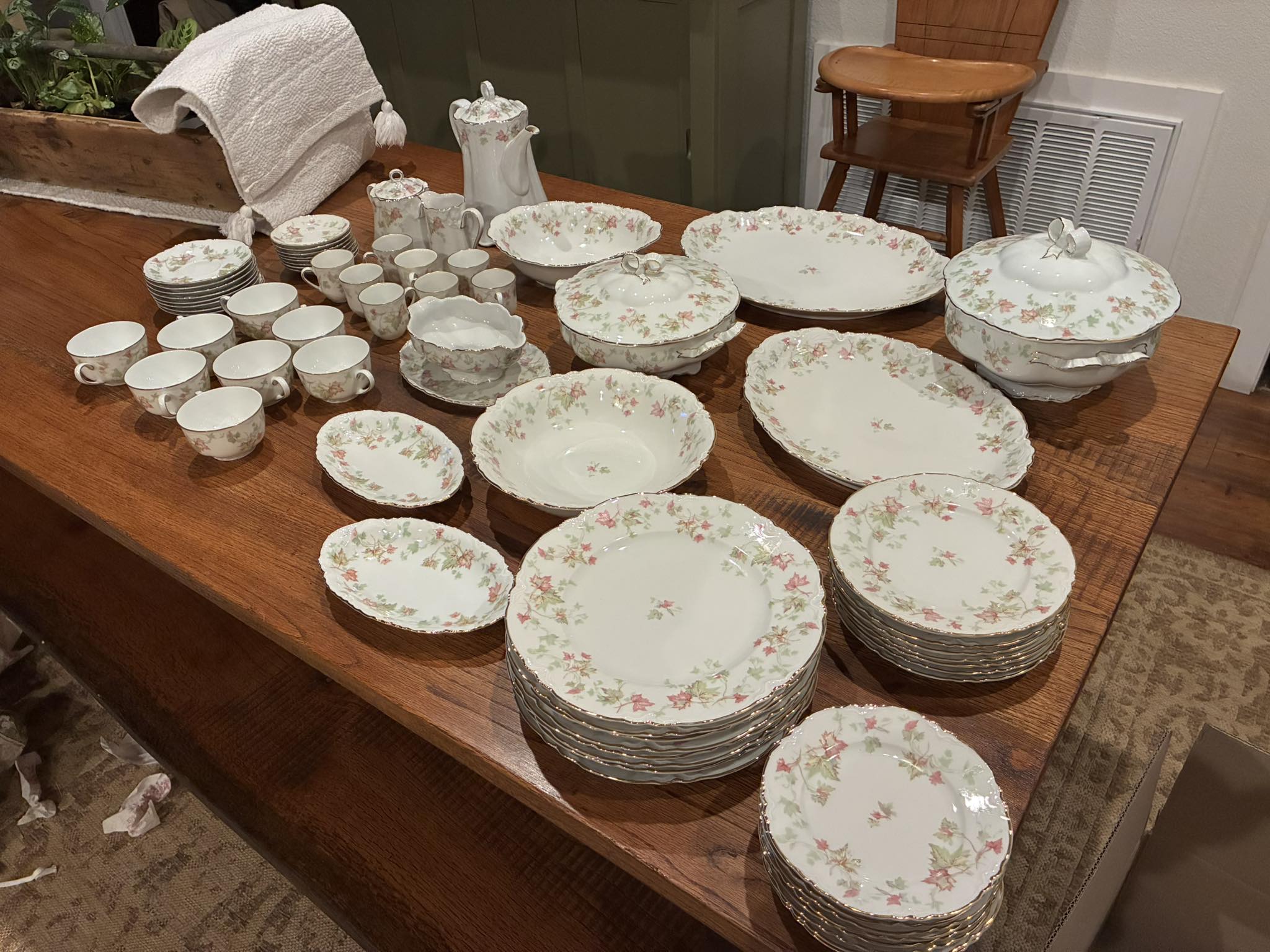 Hutschenreuther Selb Bavaria 72-piece porcelain set in excellent condition