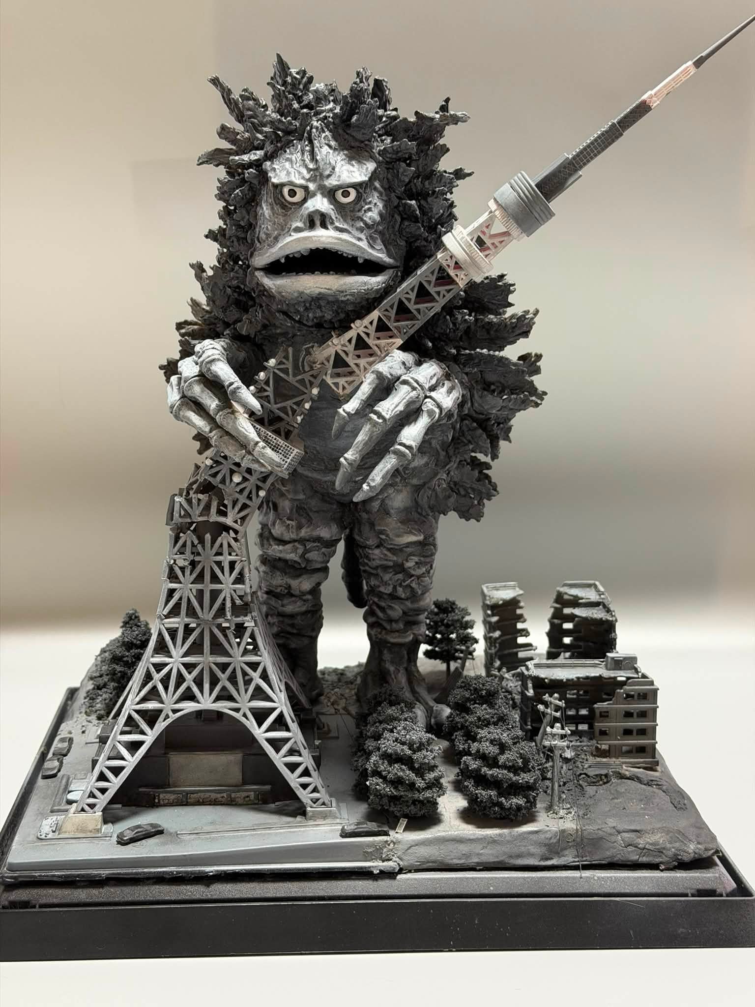 【自作ジオラマ】ガラモン全塗装 海洋堂のガラモンをジオラマ化してモノクロ塗装したものです。フリマで