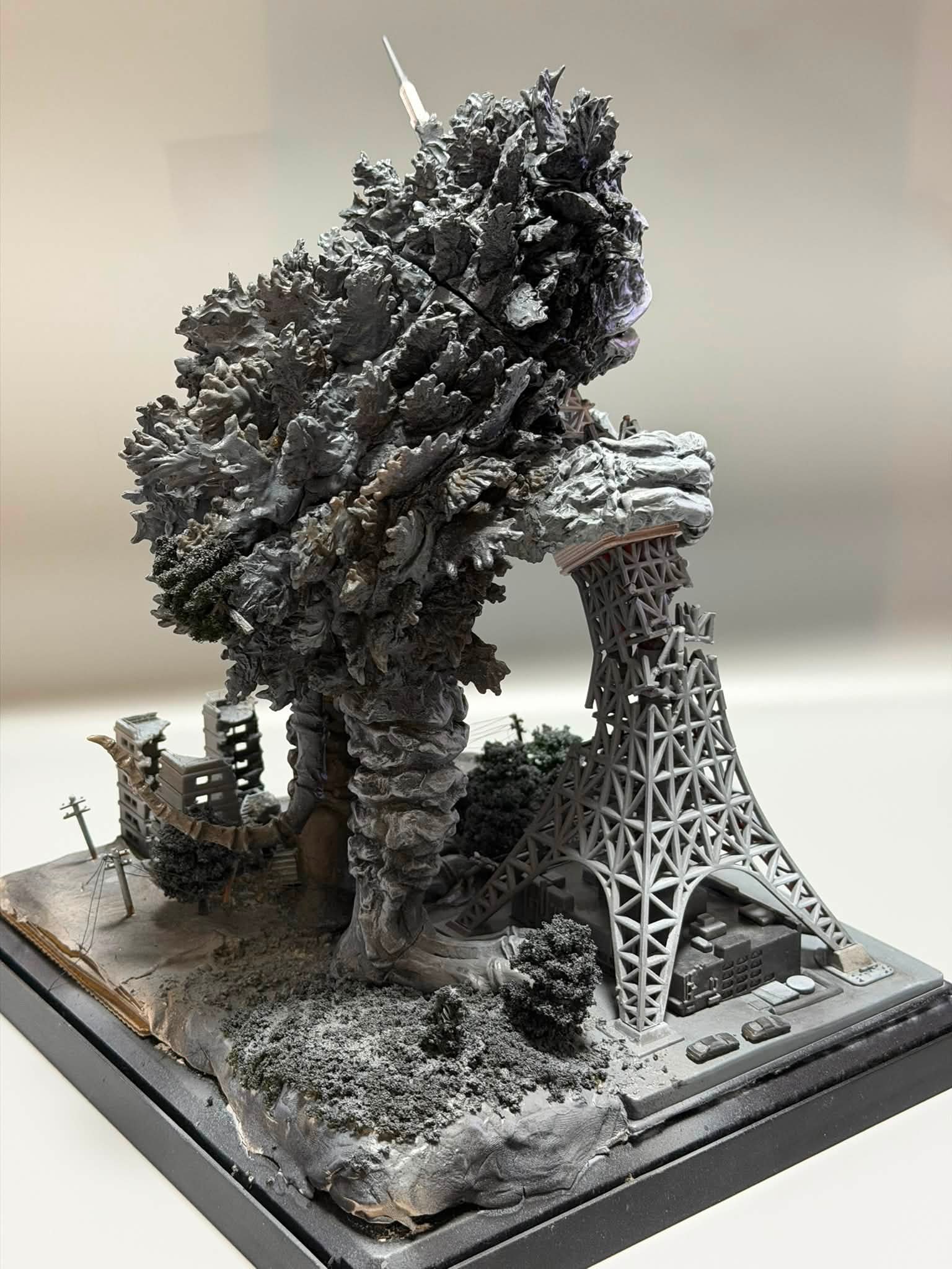 【自作ジオラマ】ガラモン全塗装 海洋堂のガラモンをジオラマ化してモノクロ塗装したものです。フリマで