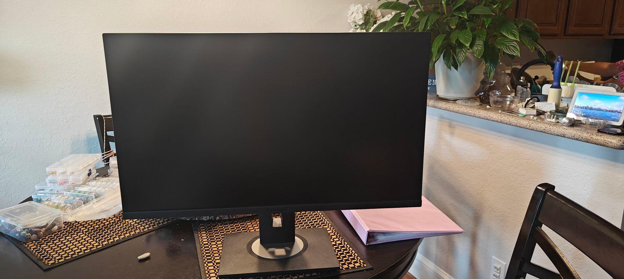 Display: 27-inch IPS panel with 4K UHD resolution (3840x2160), 16 