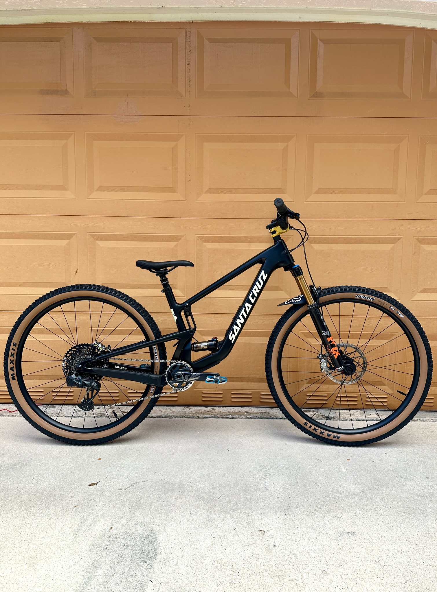 Custom Santa Cruz Tallboy V4 carbon build