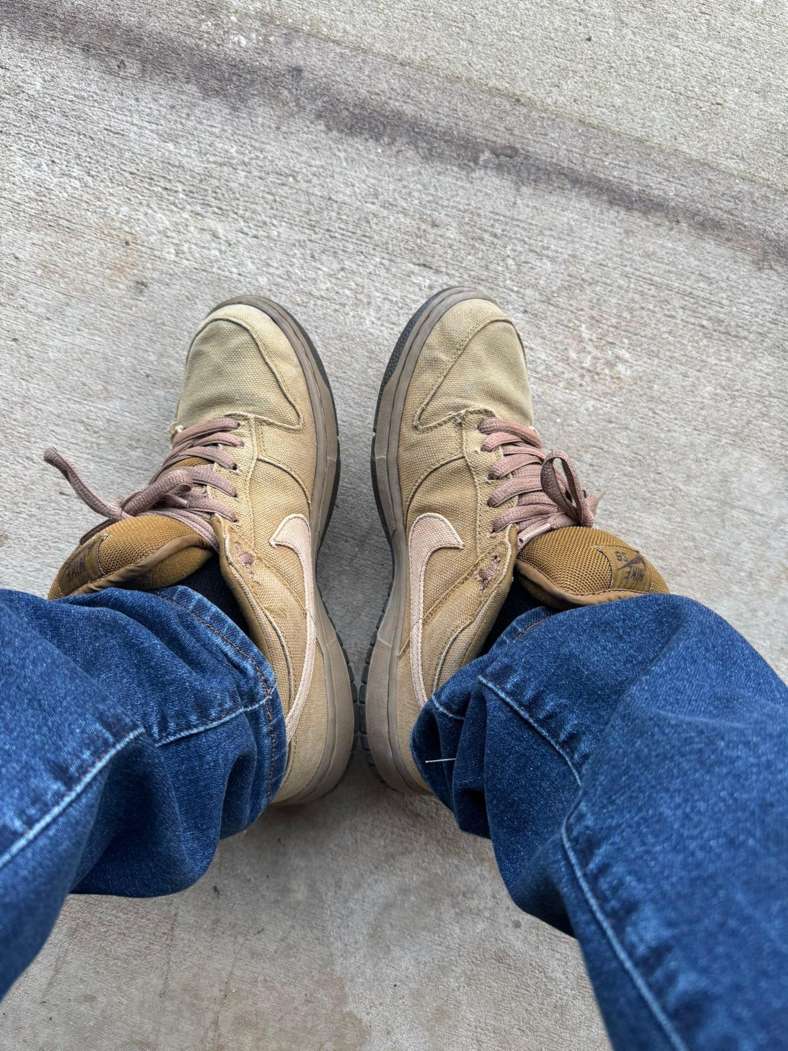 Carhartt WIP Midland Double Knee Pant in Natural rinsed. On feet 