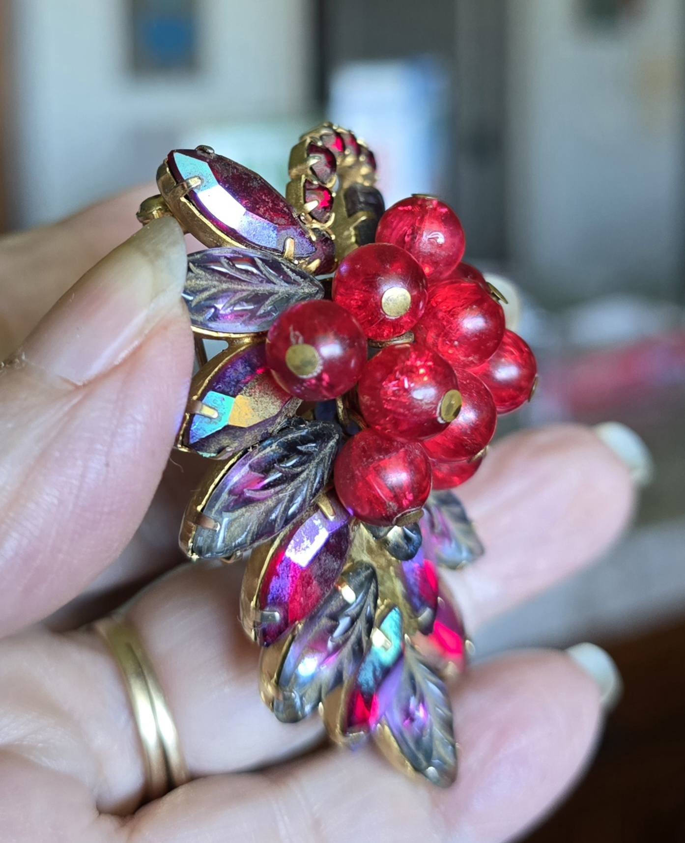 Is this brooch with molded stones Juliana jewelry?