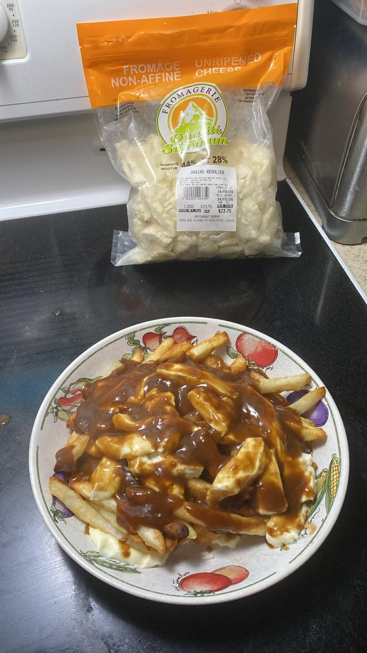Les VRAIs amis de la poutine | Frites maison ,sauce bâton rouge,fromage ...