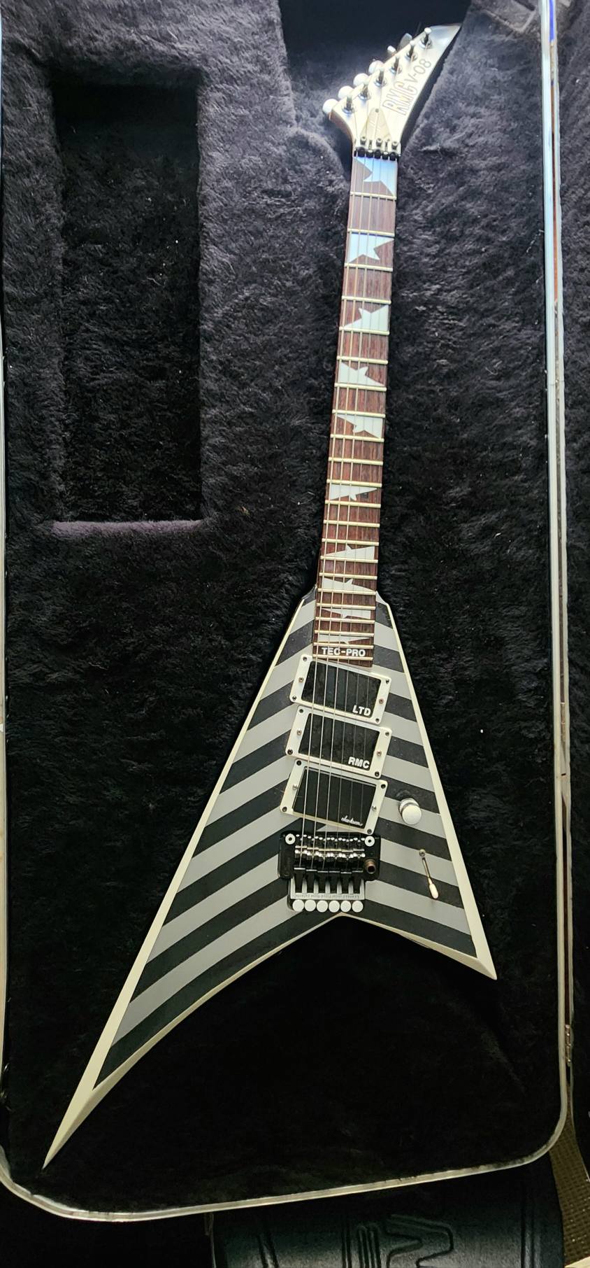 Charvel V guitar 350638 - Can anyone tell me about this guitar please?